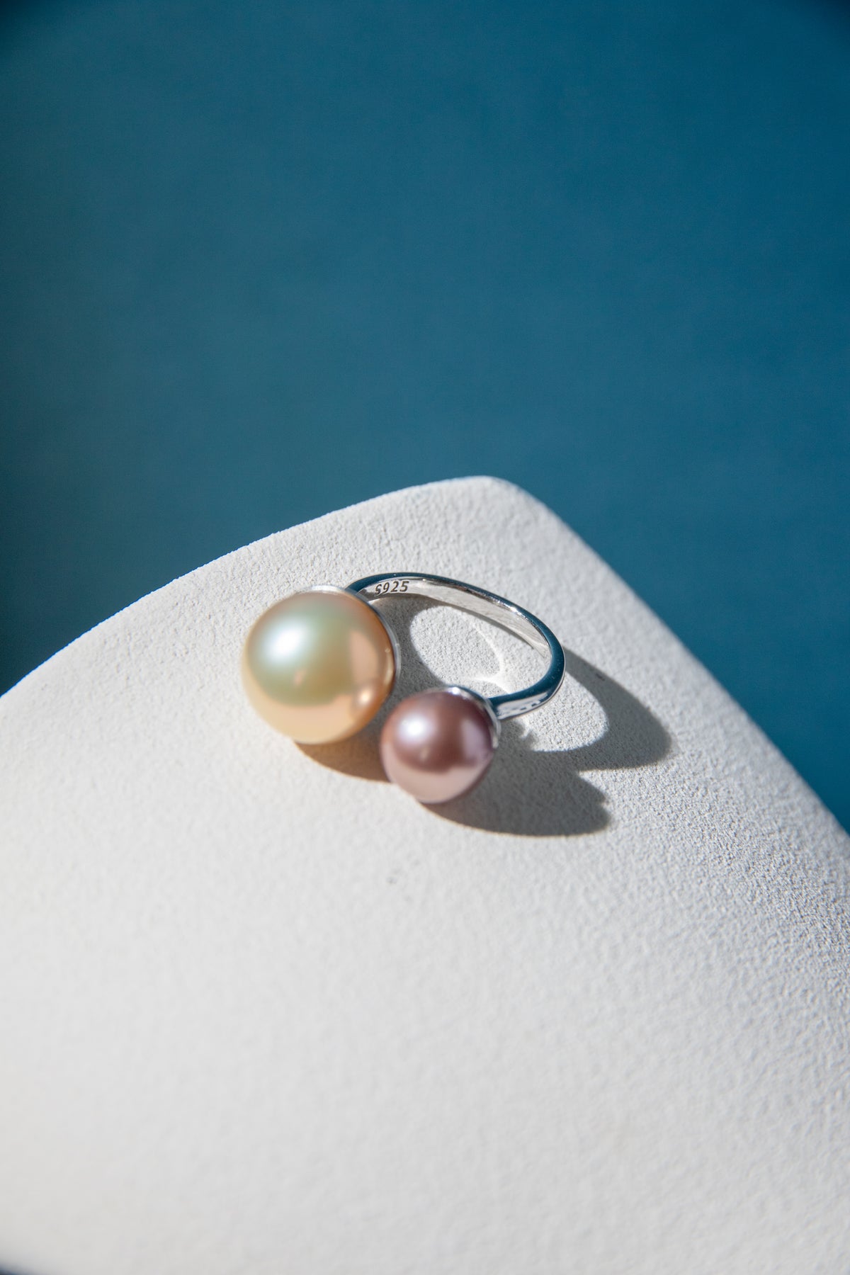 double pearl ring-smooth contrast