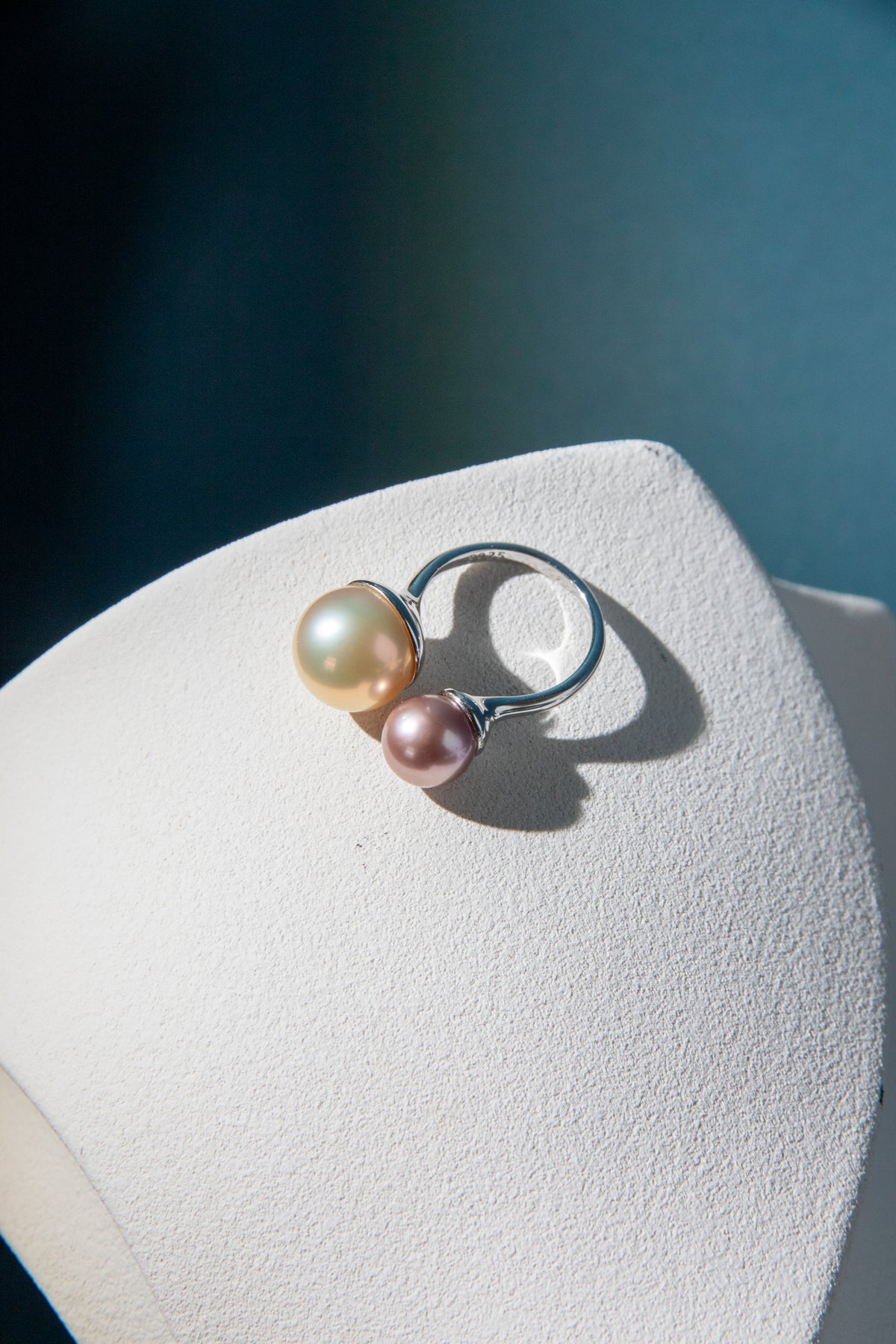 double pearl ring-smooth contrast