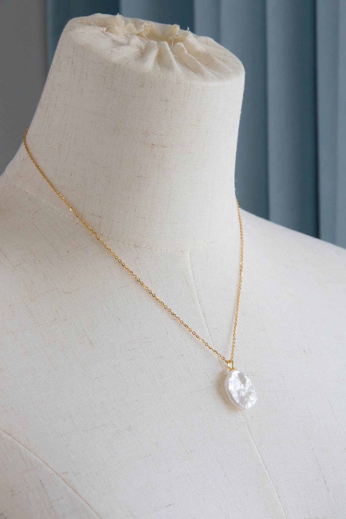 shiny white petal pearl necklace-gold plated silver chain