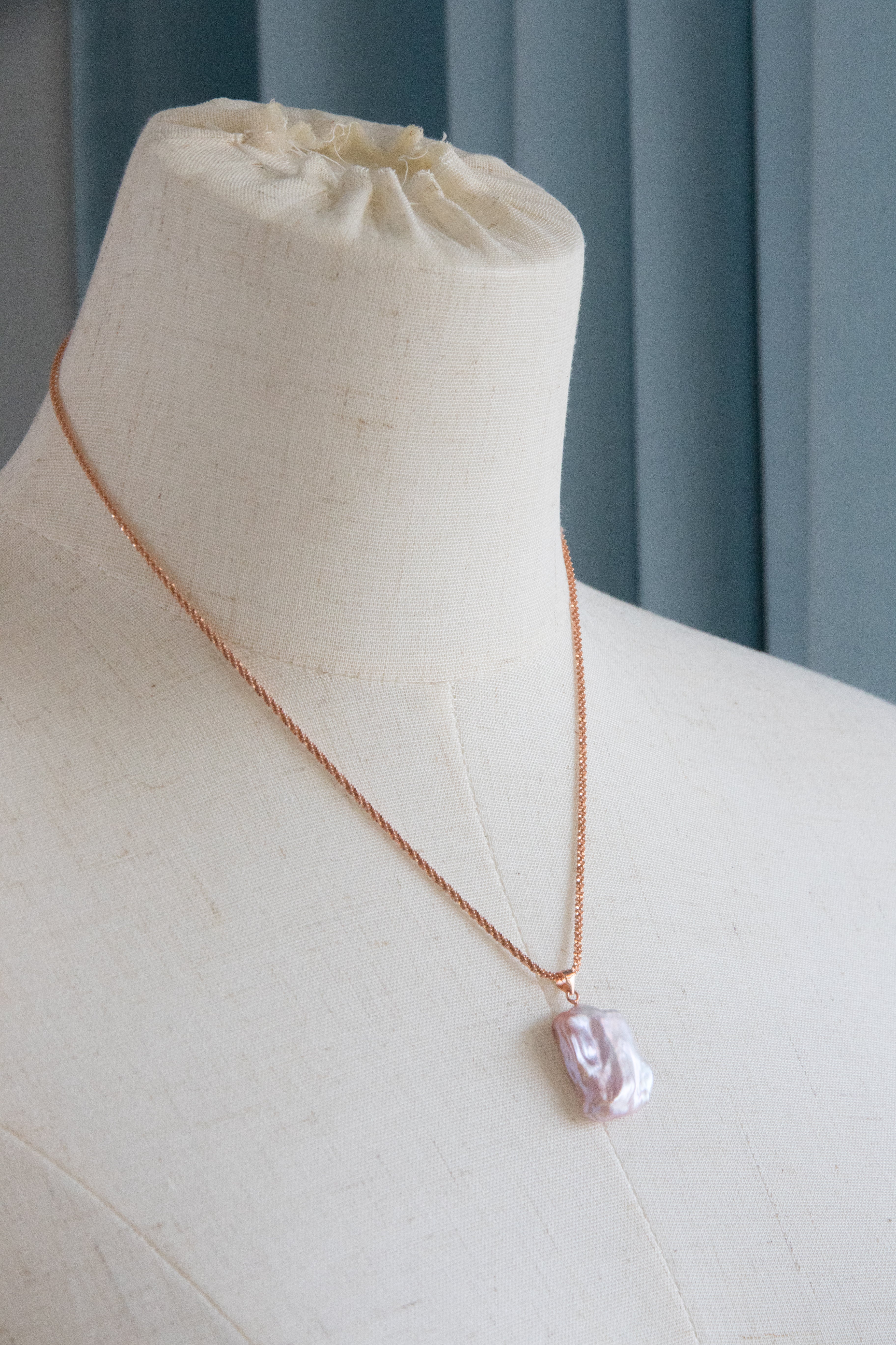 sparkling rosegold plated silver necklace with a natural rose color petal pearl.