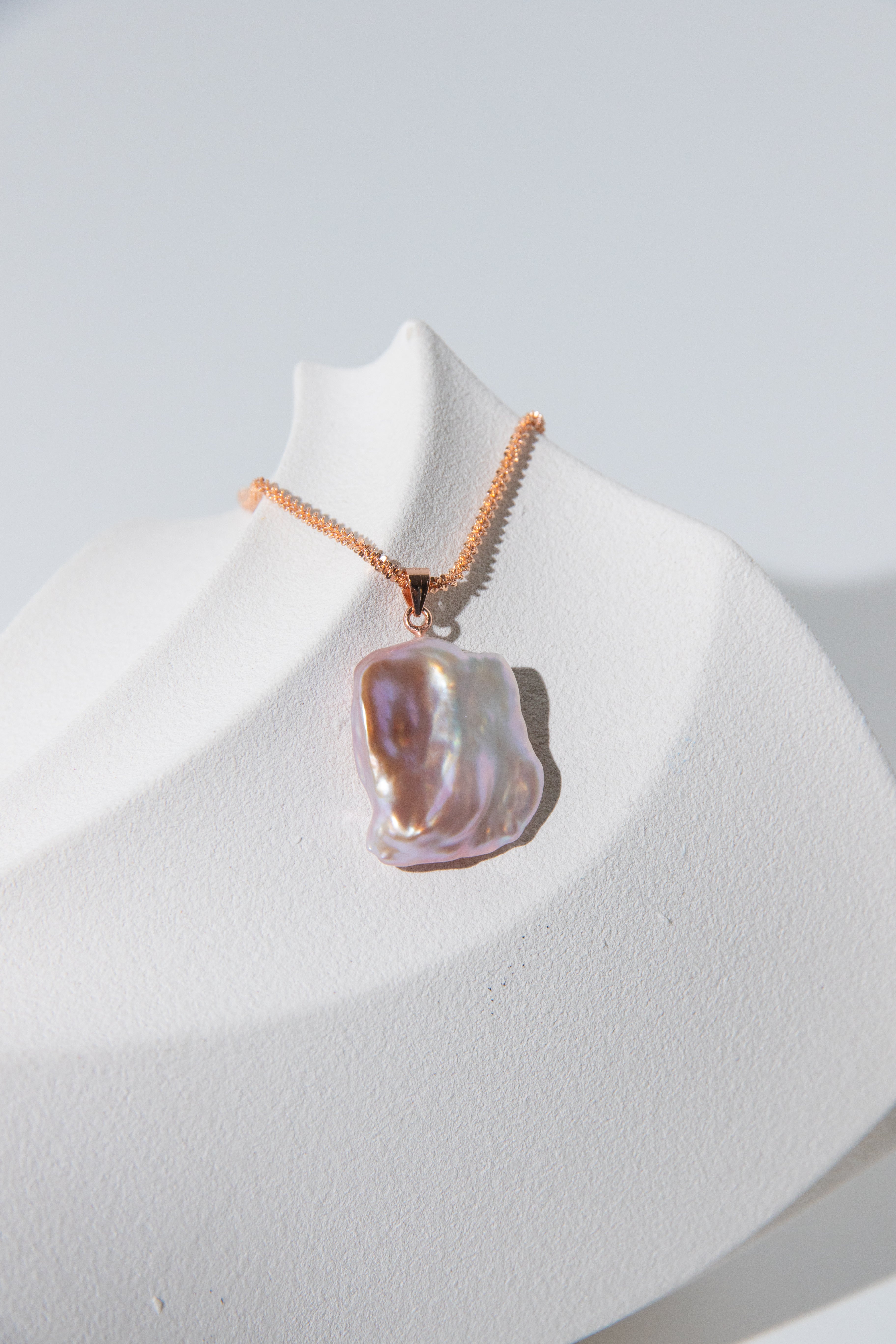 sparkling rosegold plated silver necklace with a natural rose color petal pearl.
