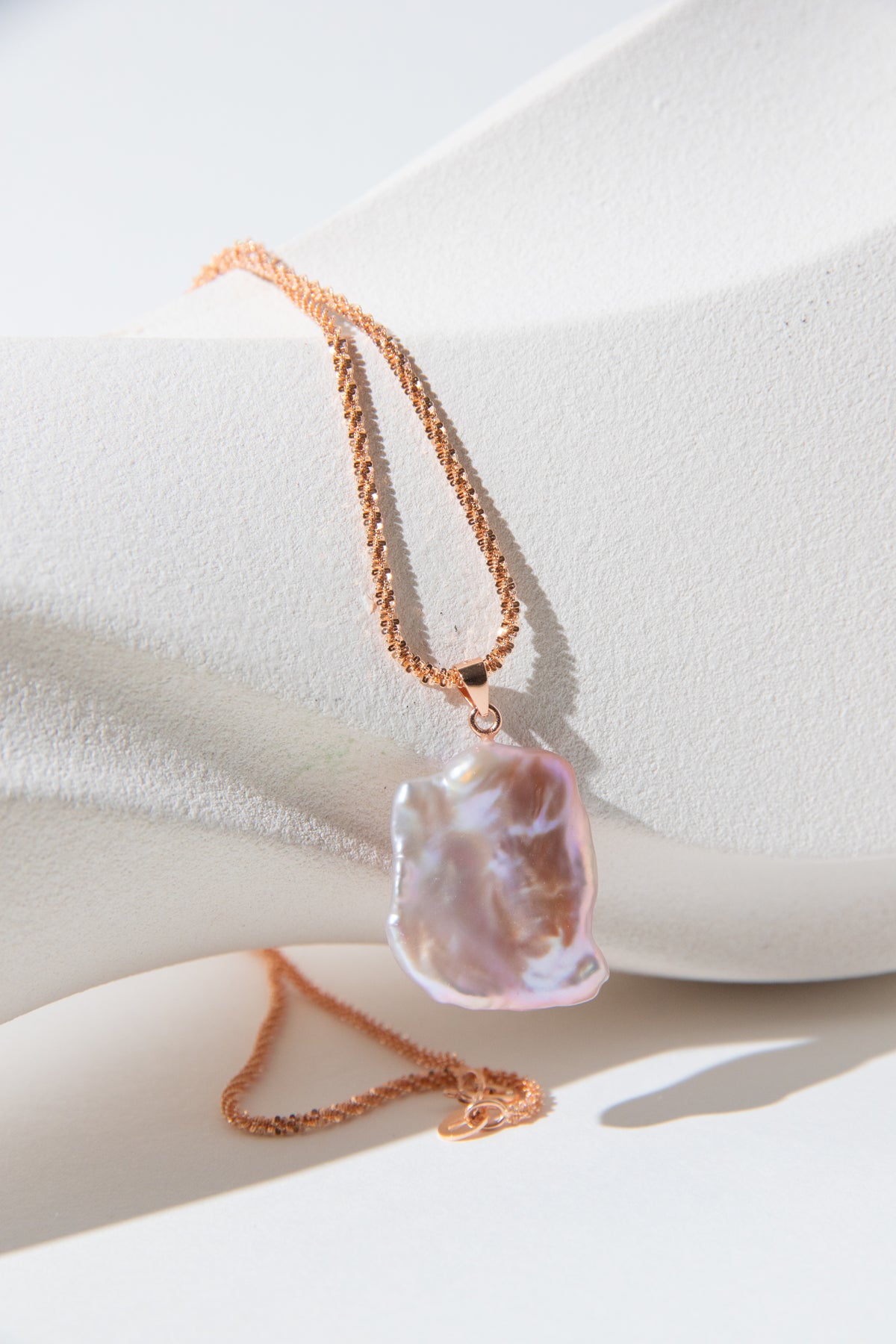 sparkling rosegold plated silver necklace with a natural rose color petal pearl.
