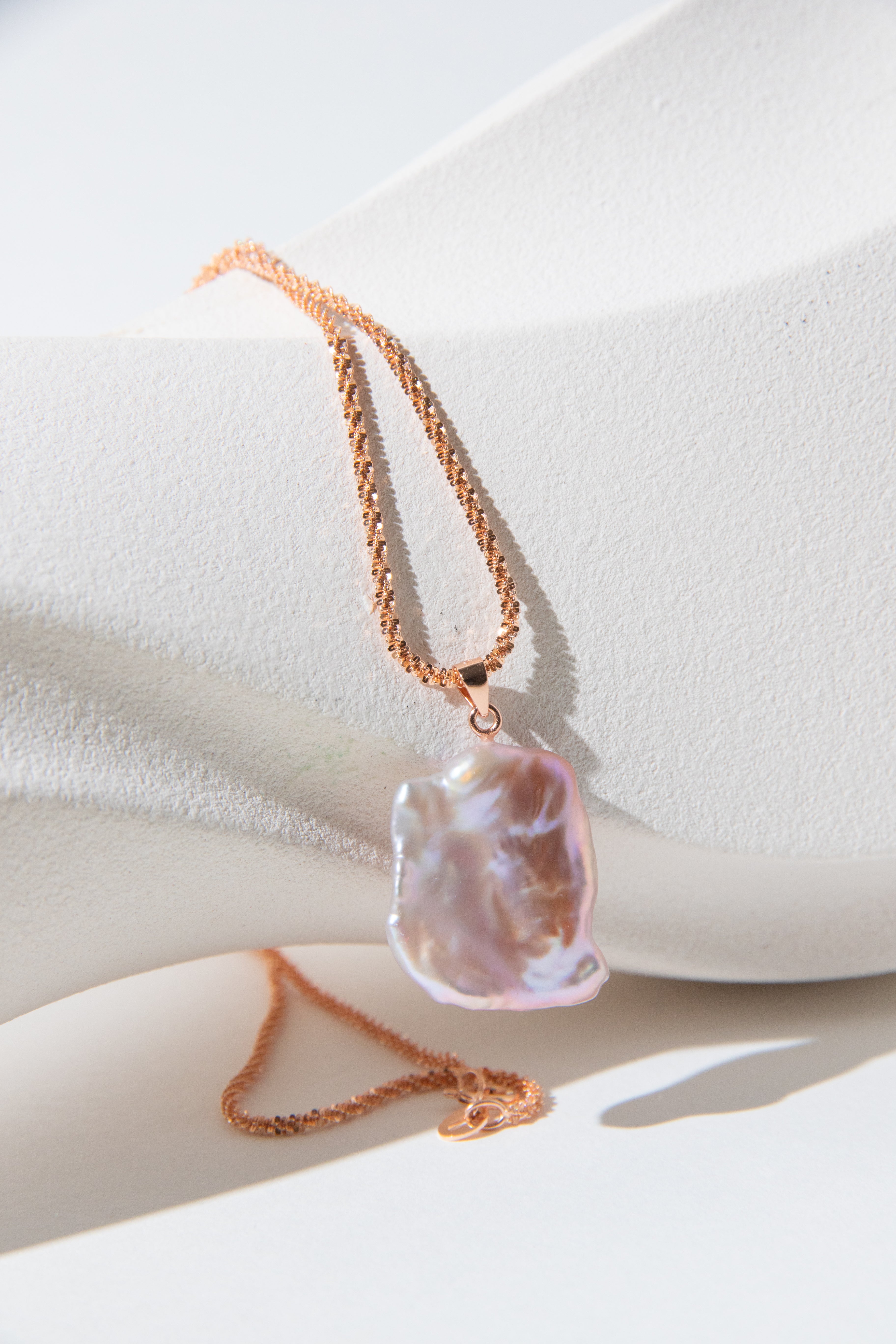 sparkling rosegold plated silver necklace with a natural rose color petal pearl.