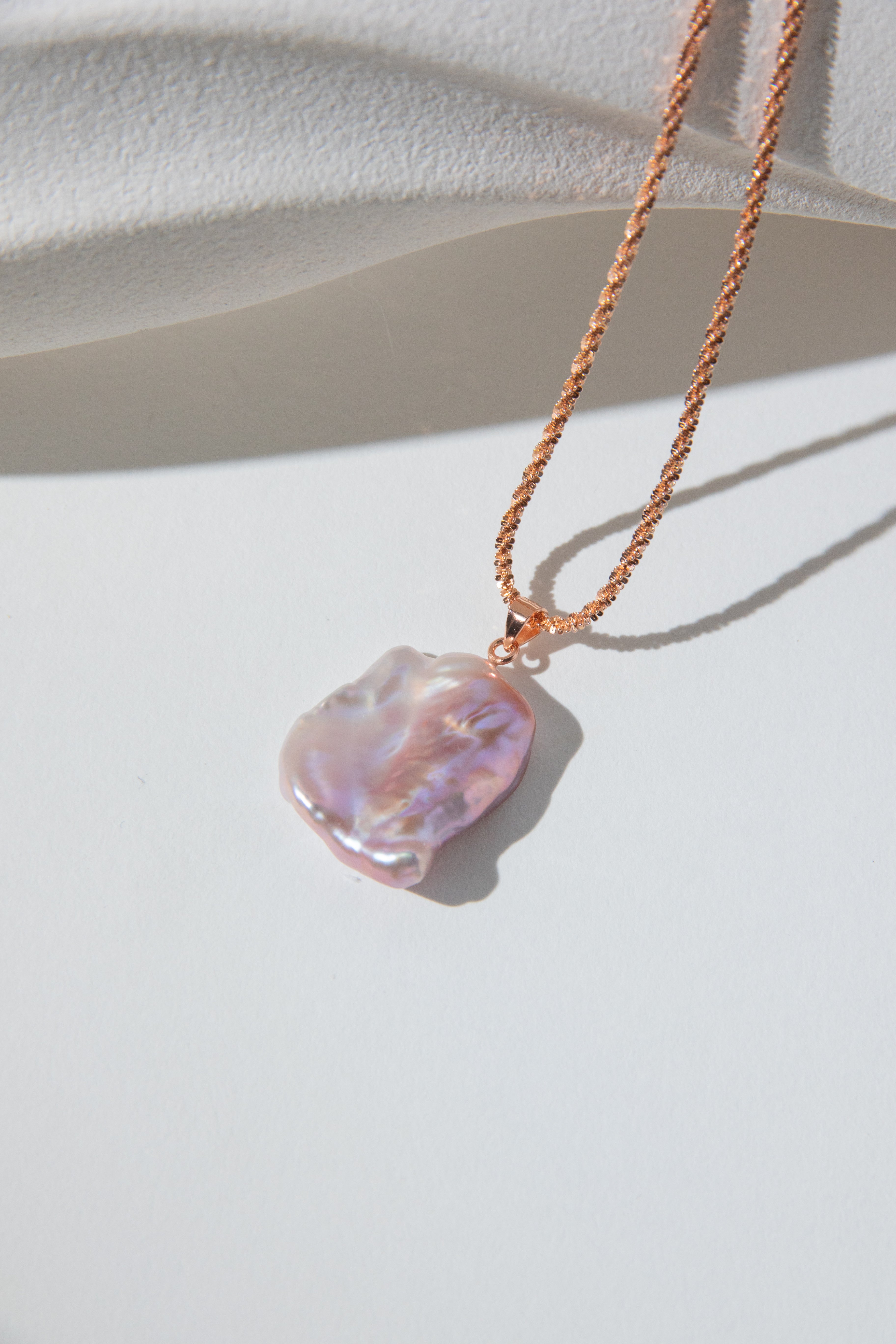 sparkling rosegold plated silver necklace with a natural rose color petal pearl.