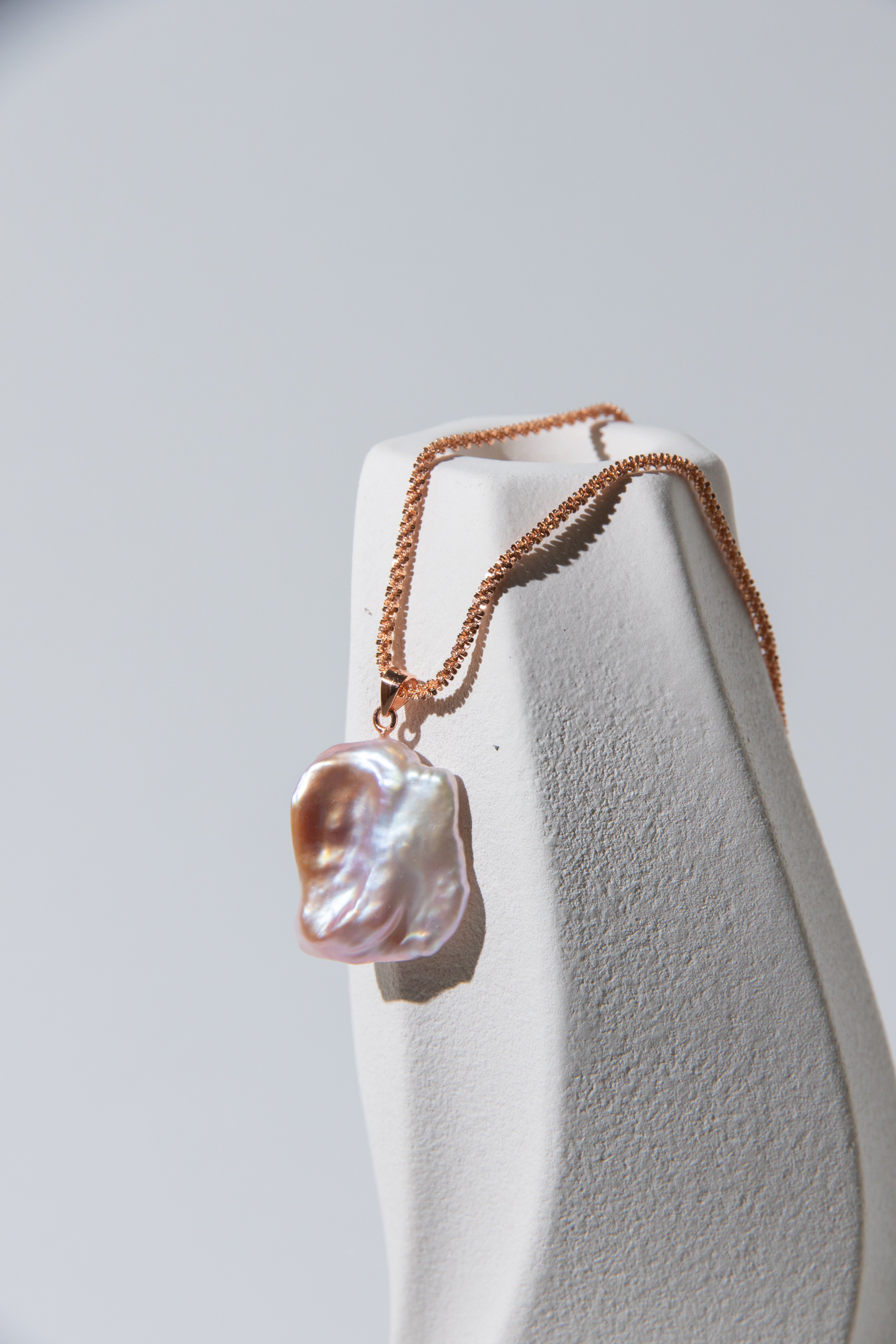 sparkling rosegold plated silver necklace with a natural rose color petal pearl.