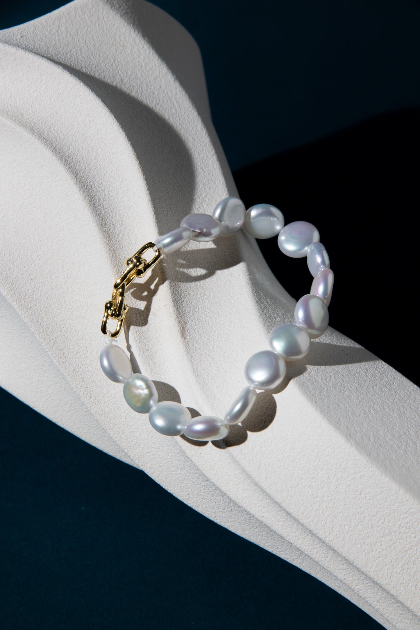 Top excellent level smooth flat button pearls in shiny standard white bracelets.