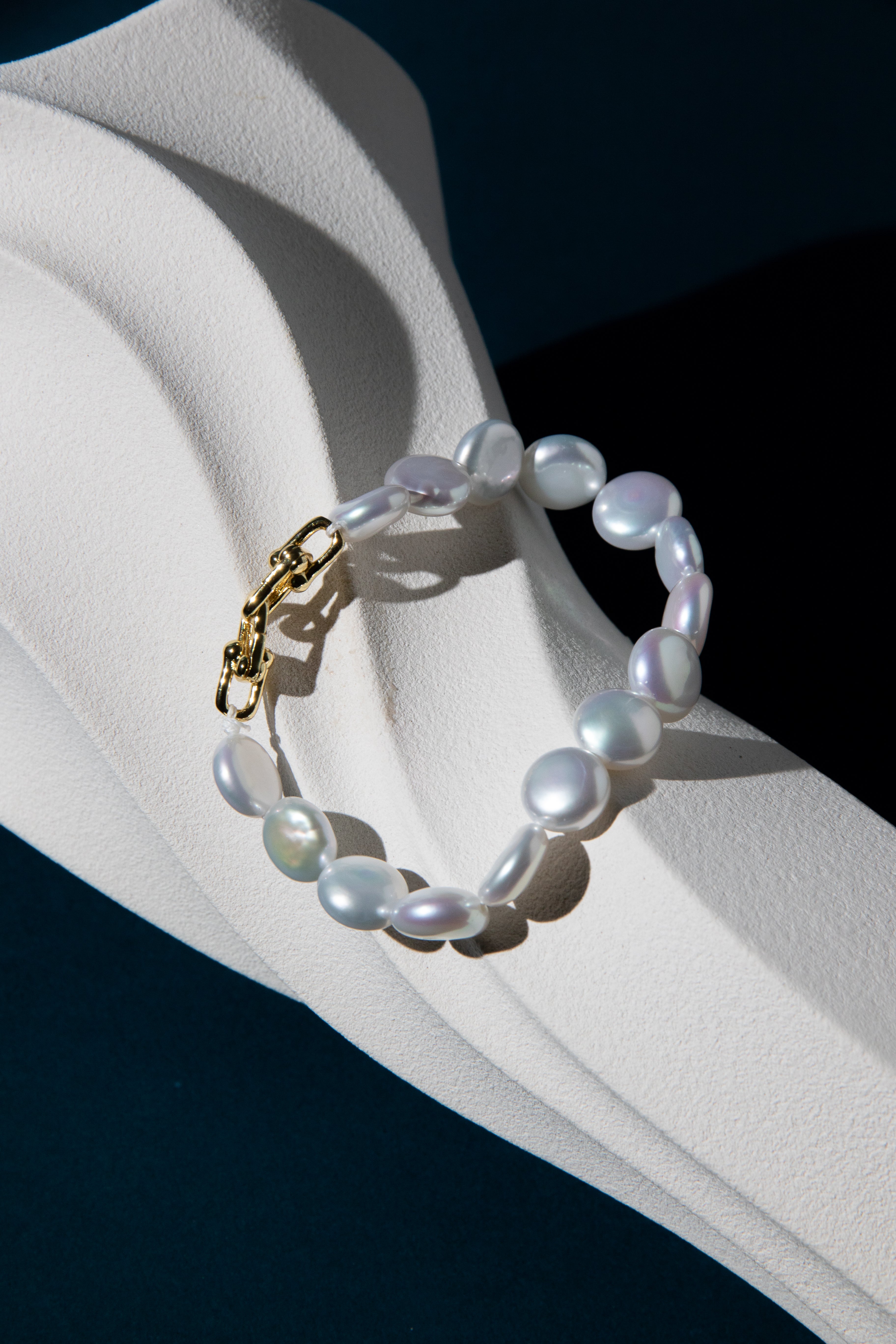 Top excellent level smooth flat button pearls in shiny standard white bracelets.