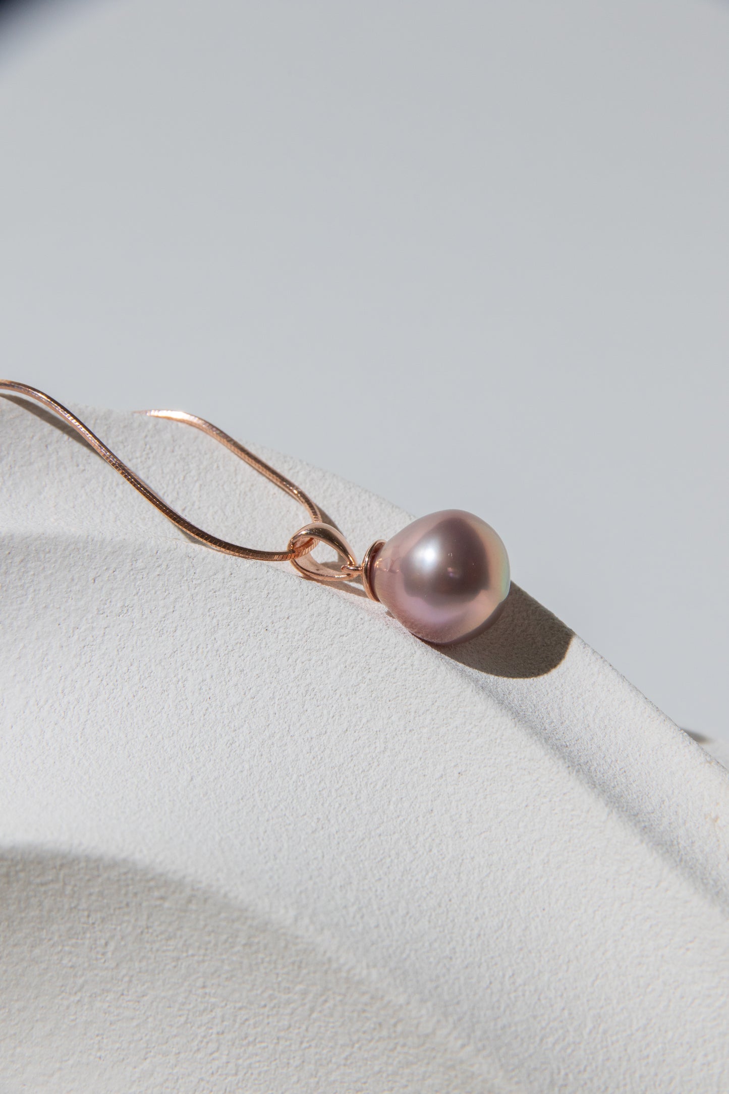 Metallic rosegold drop pearl necklace.