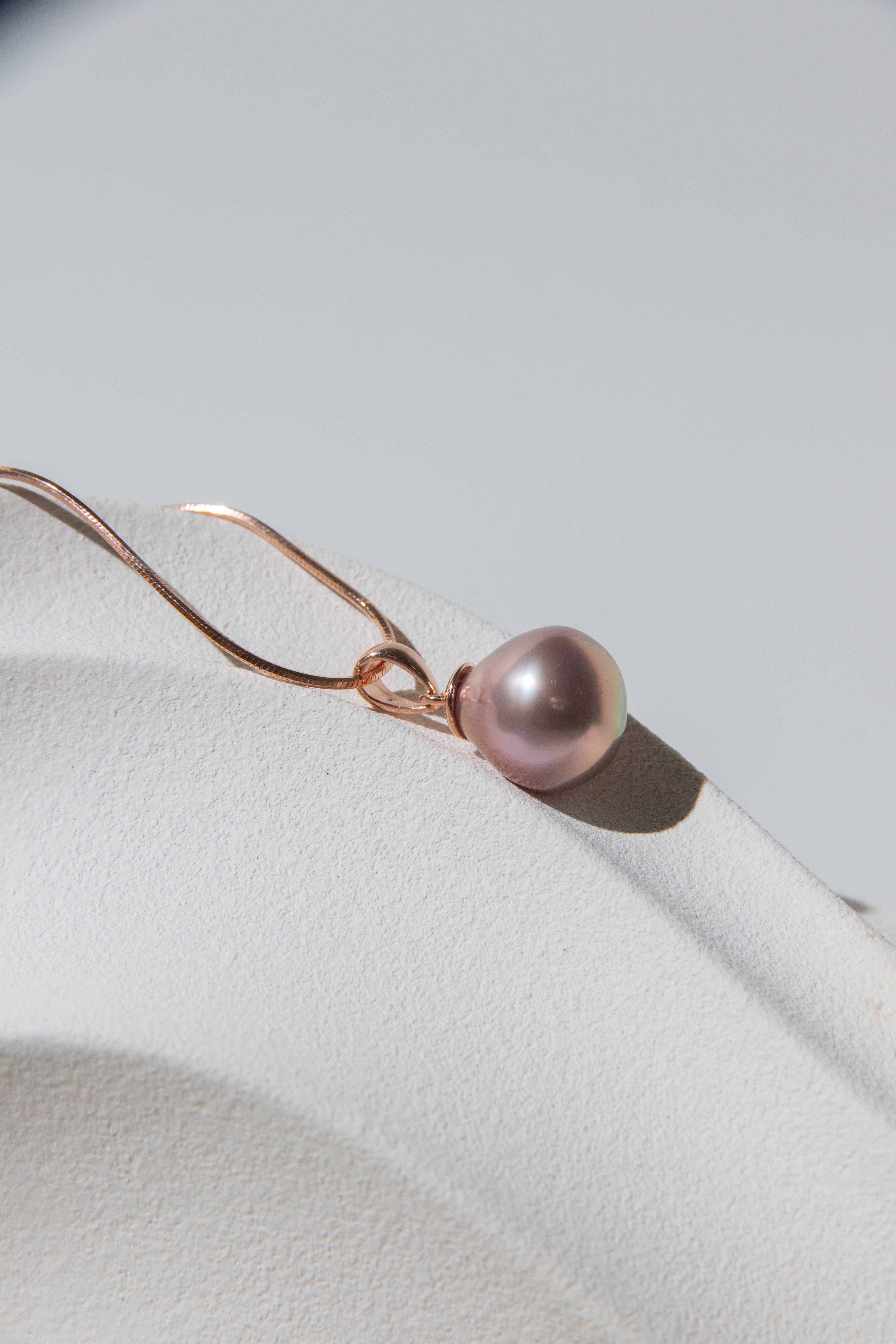 Metallic rosegold drop pearl necklace.