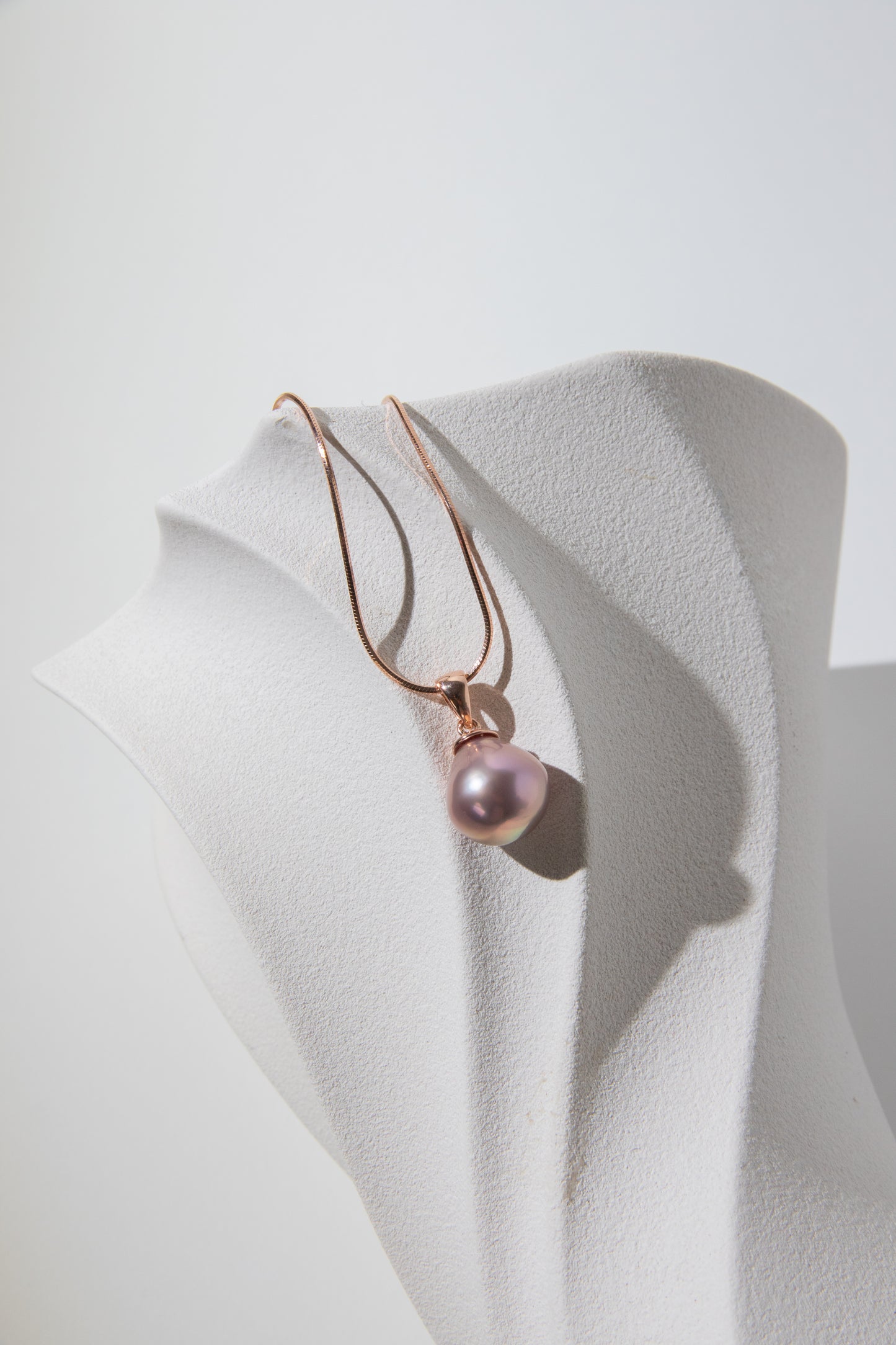 Metallic rosegold drop pearl necklace.
