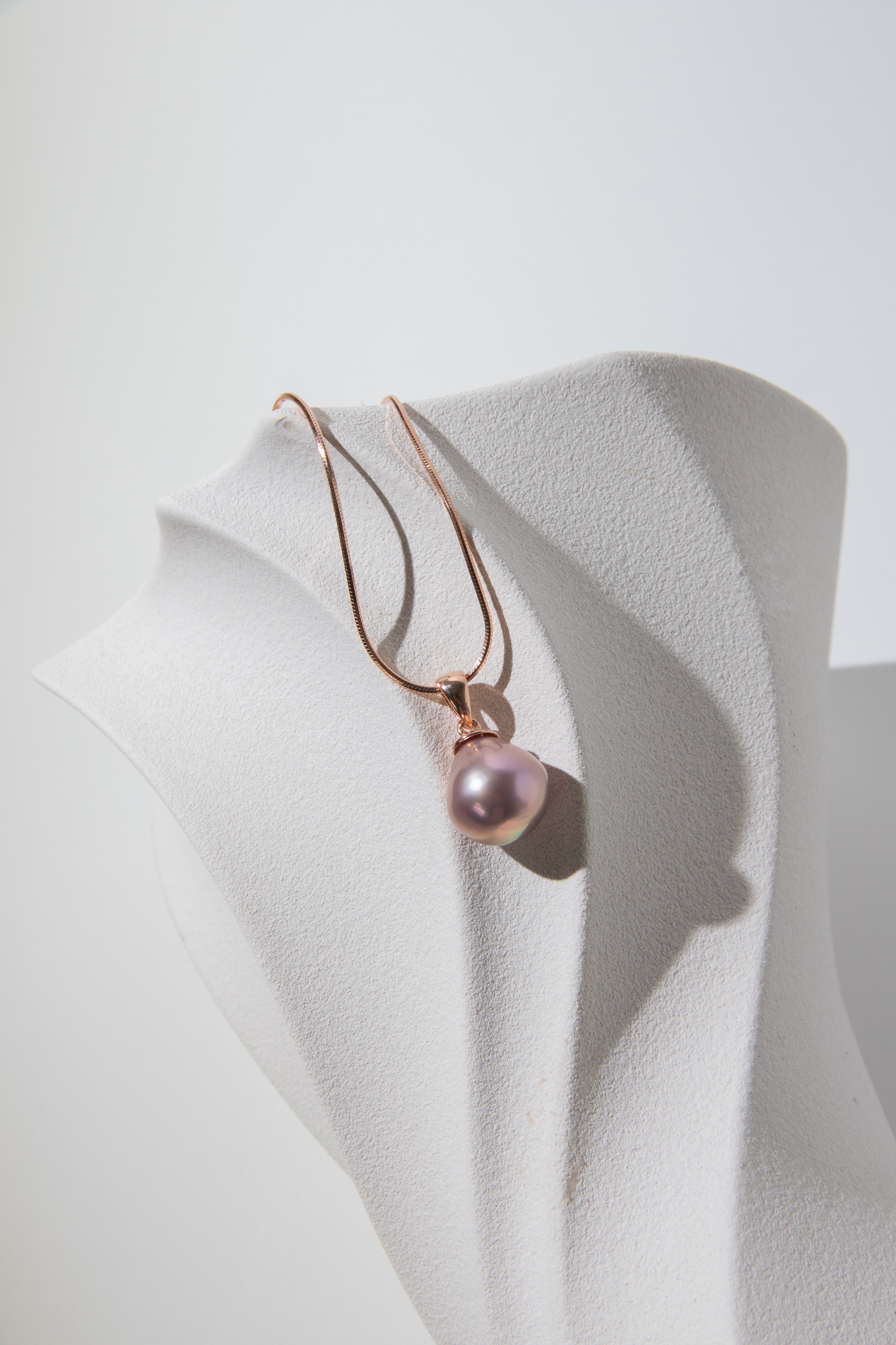 Metallic rosegold drop pearl necklace.