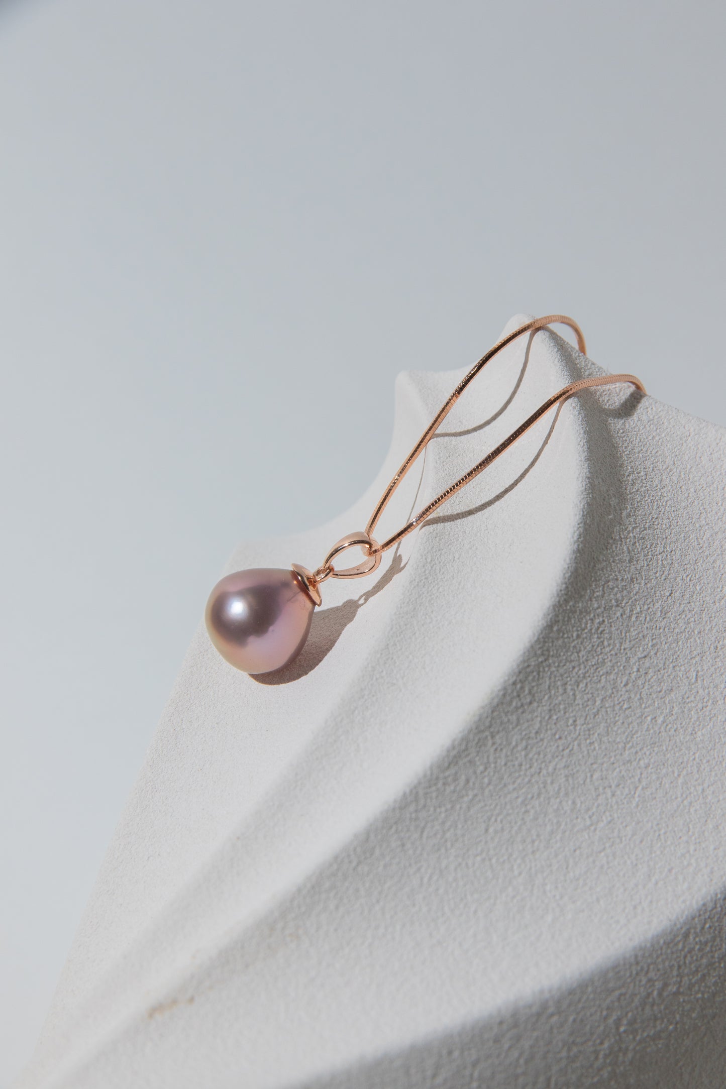 Metallic rosegold drop pearl necklace.