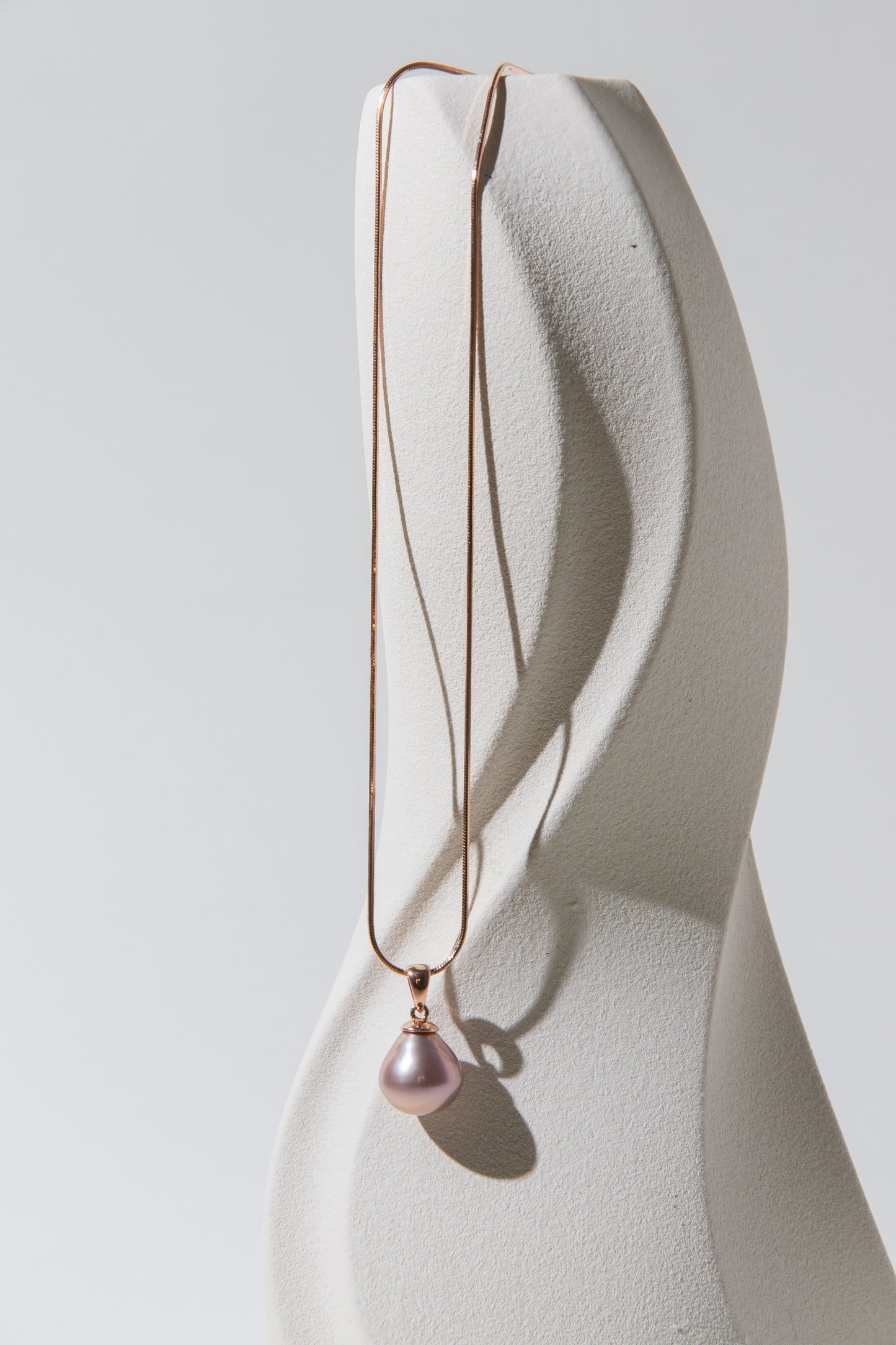 Metallic rosegold drop pearl necklace.