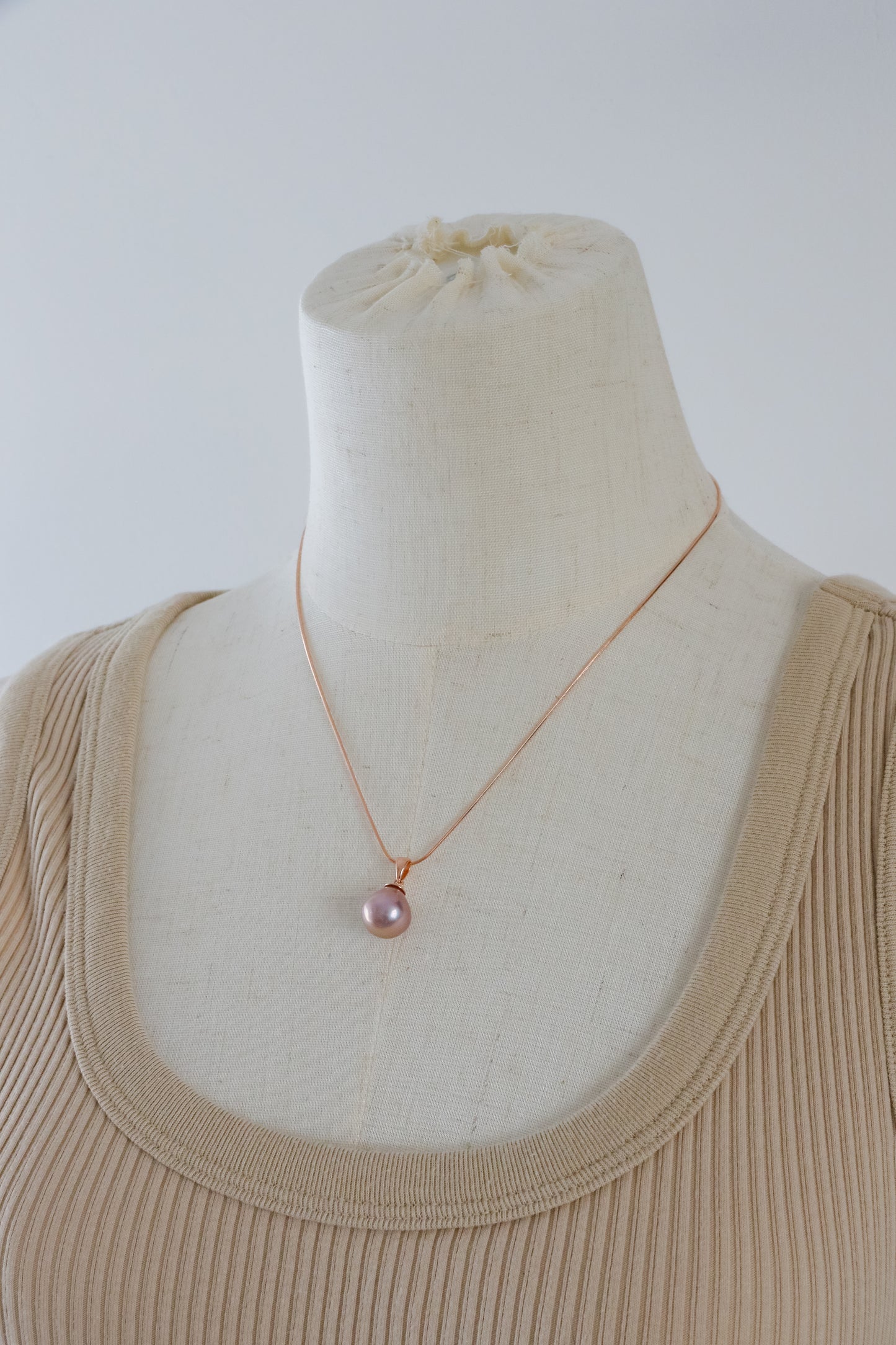Metallic rosegold drop pearl necklace.