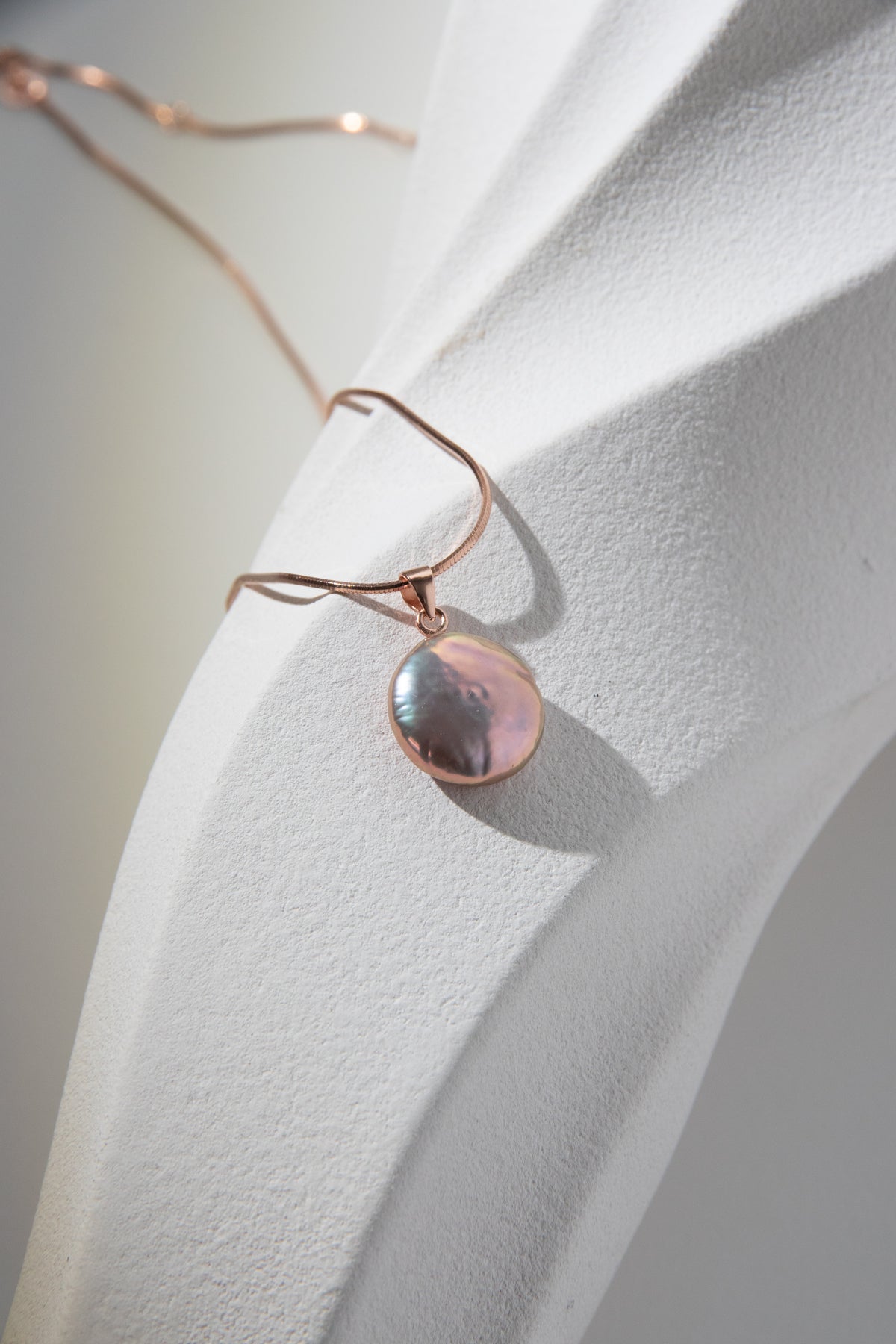 Metallic natural rosegold button pearl necklace set.