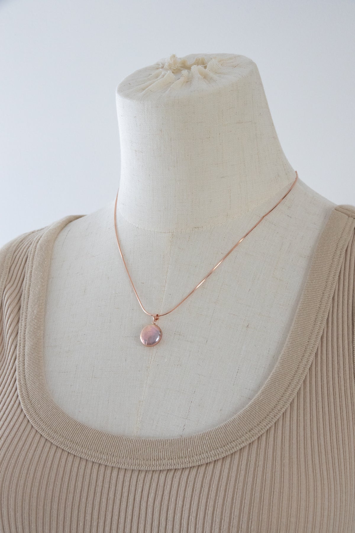 Metallic natural rosegold button pearl necklace set.