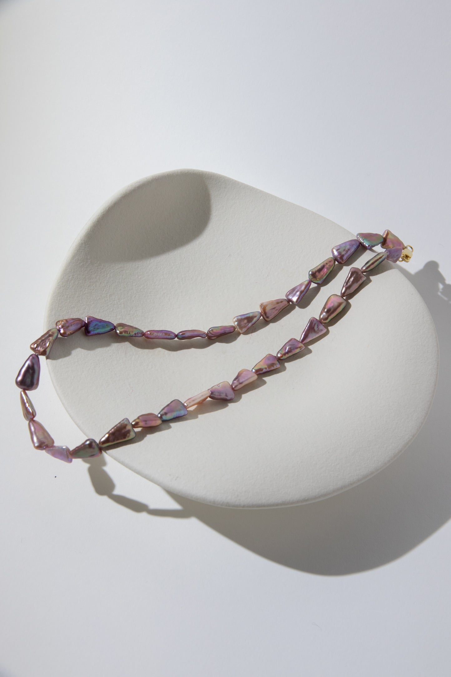 Direction pearl necklace-natural purple colored triangle pearls in silver/ gold plated silverclasps.