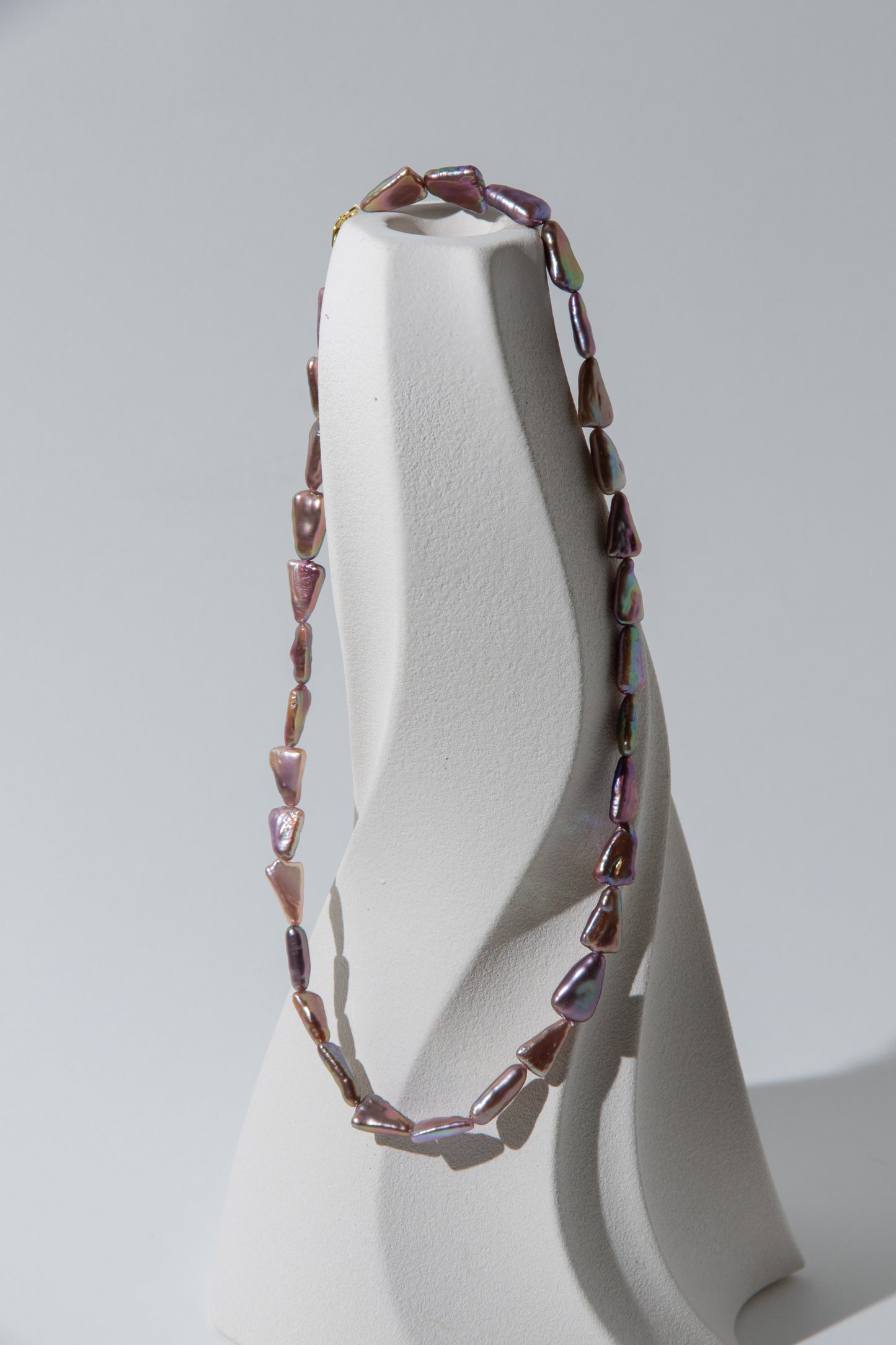 Direction pearl necklace-natural purple colored triangle pearls in silver/ gold plated silverclasps.