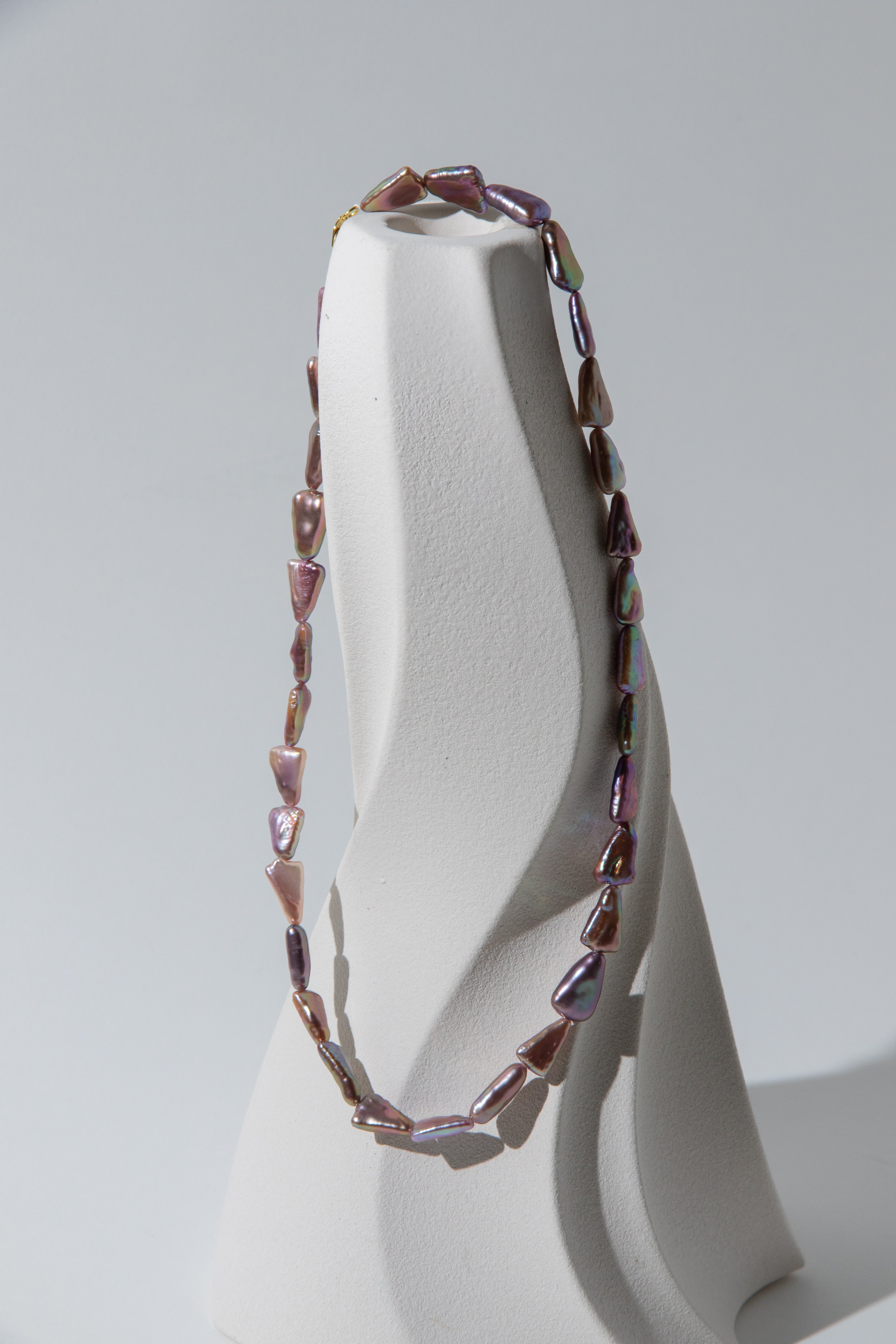 Direction pearl necklace-natural purple colored triangle pearls in silver/ gold plated silverclasps.