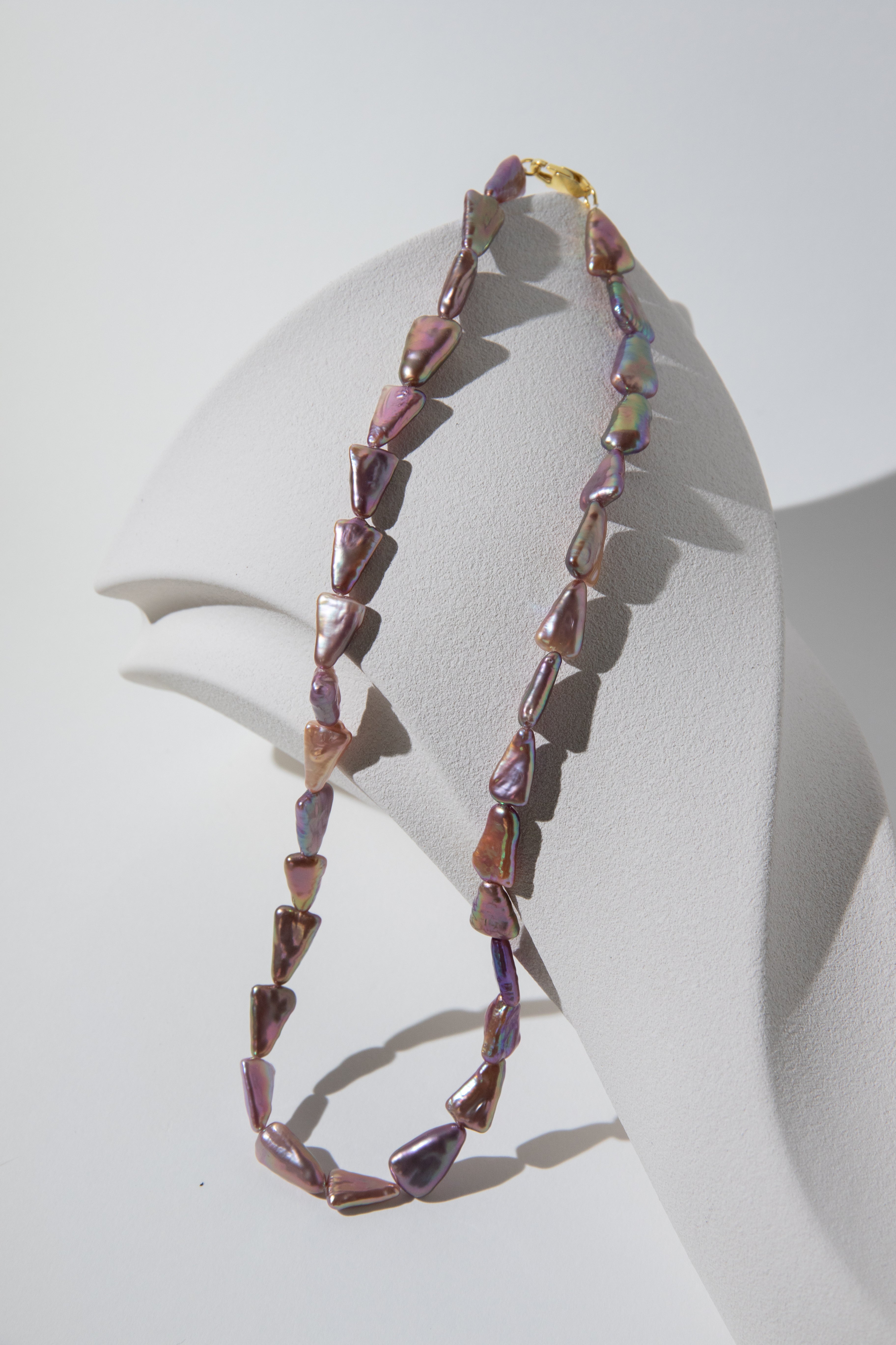 Direction pearl necklace-natural purple colored triangle pearls in silver/ gold plated silverclasps.