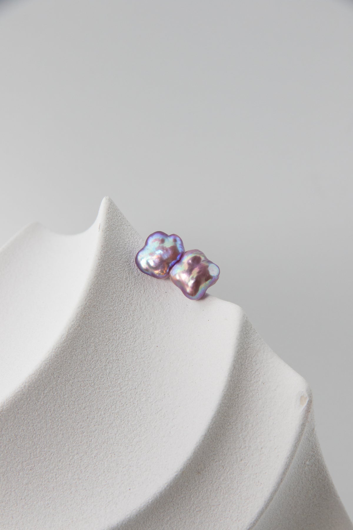 Lavender lilac color clover pearl ear studs-excellent level-NR.5