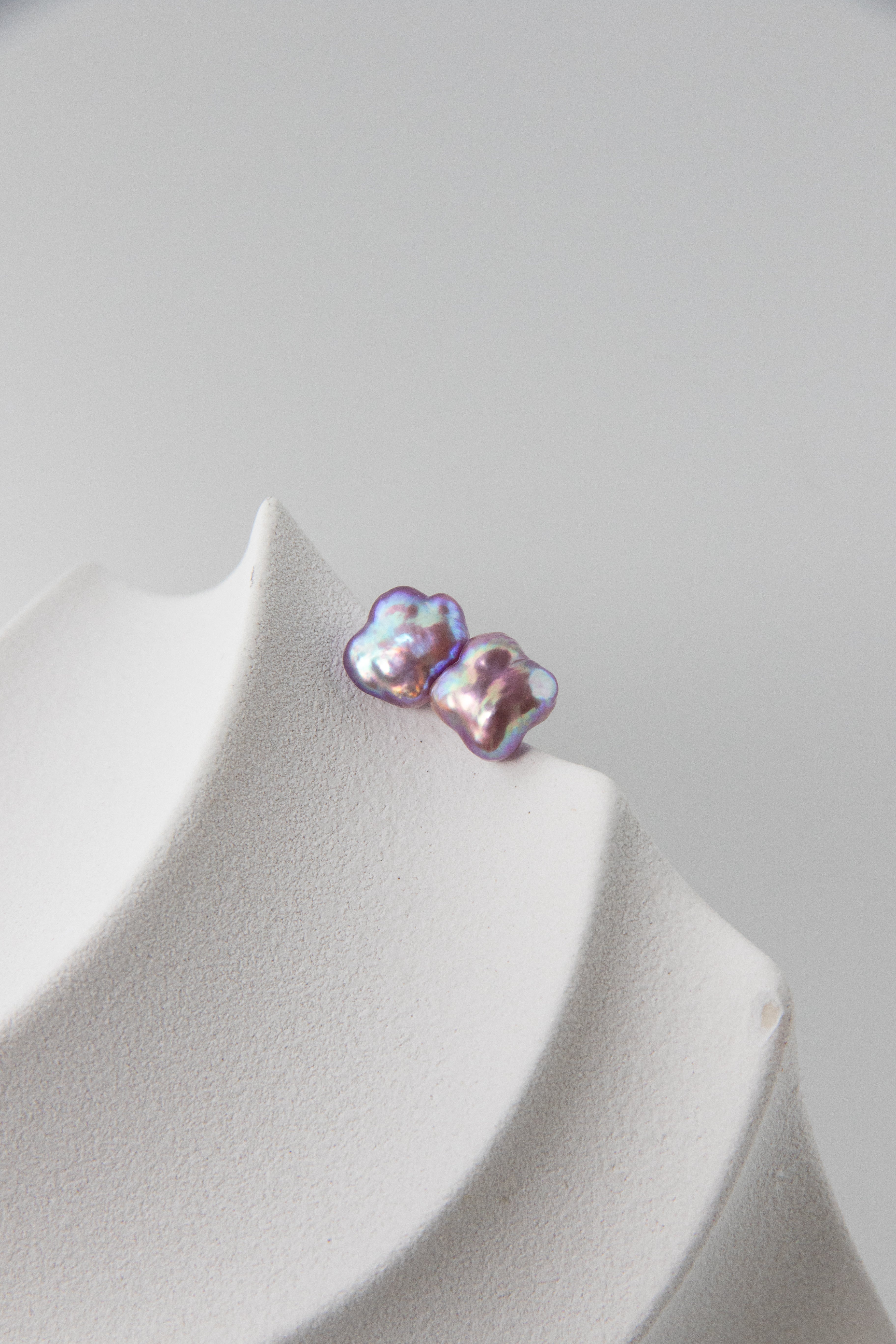 Lavender lilac color clover pearl ear studs-excellent level-NR.5