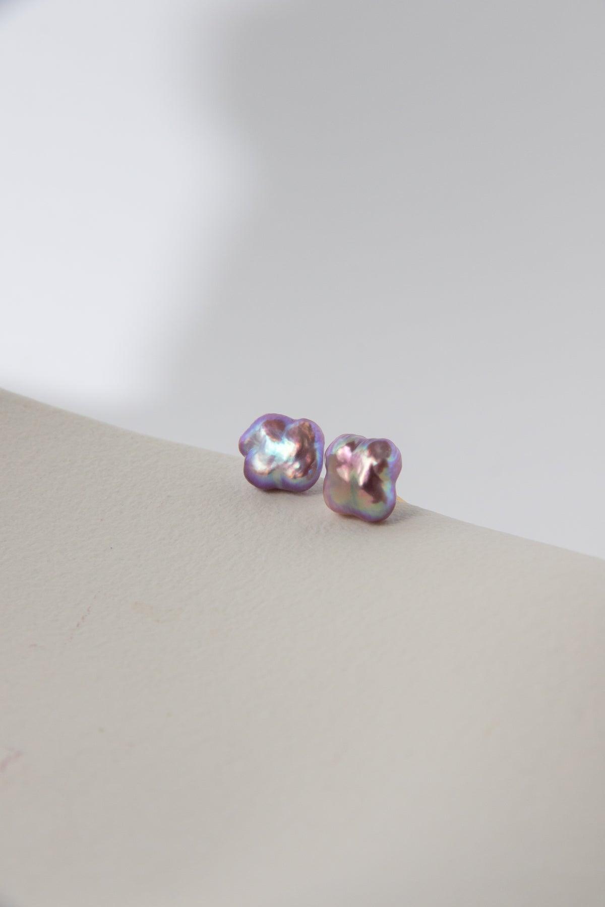 Lavender lilac color clover pearl ear studs-excellent level-NR.5