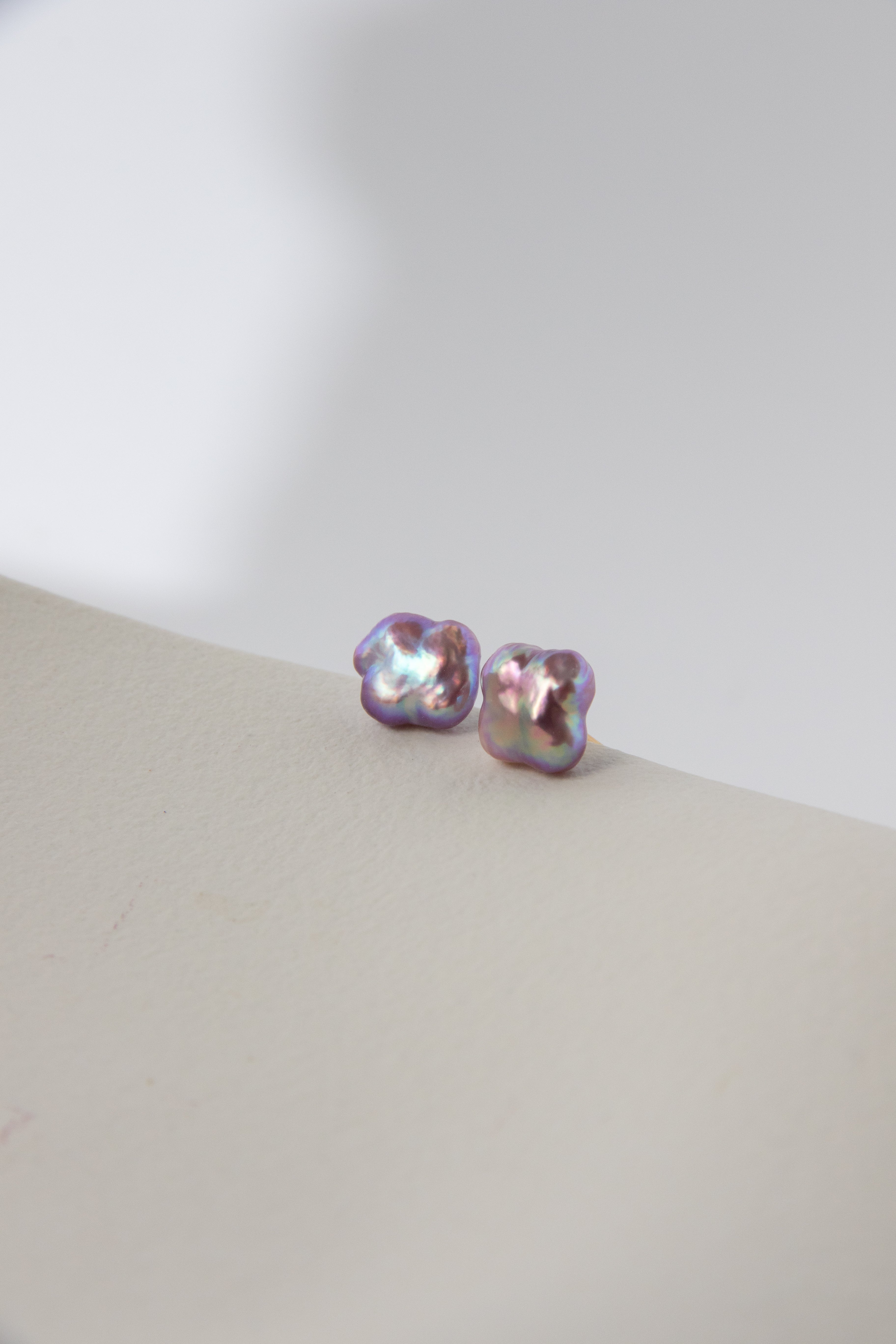 Lavender lilac color clover pearl ear studs-excellent level-NR.5
