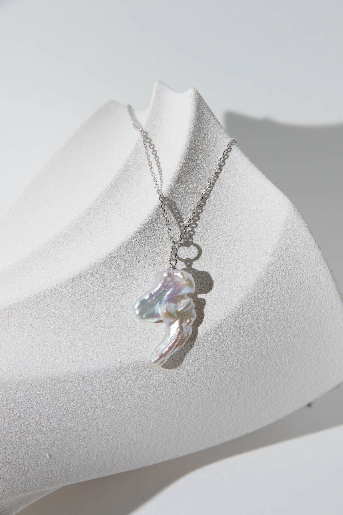 Seedless standard white irregular twined Pipa Pearl necklace set