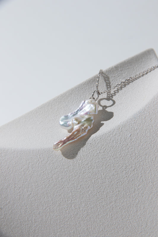 Seedless standard white irregular twined Pipa Pearl necklace set