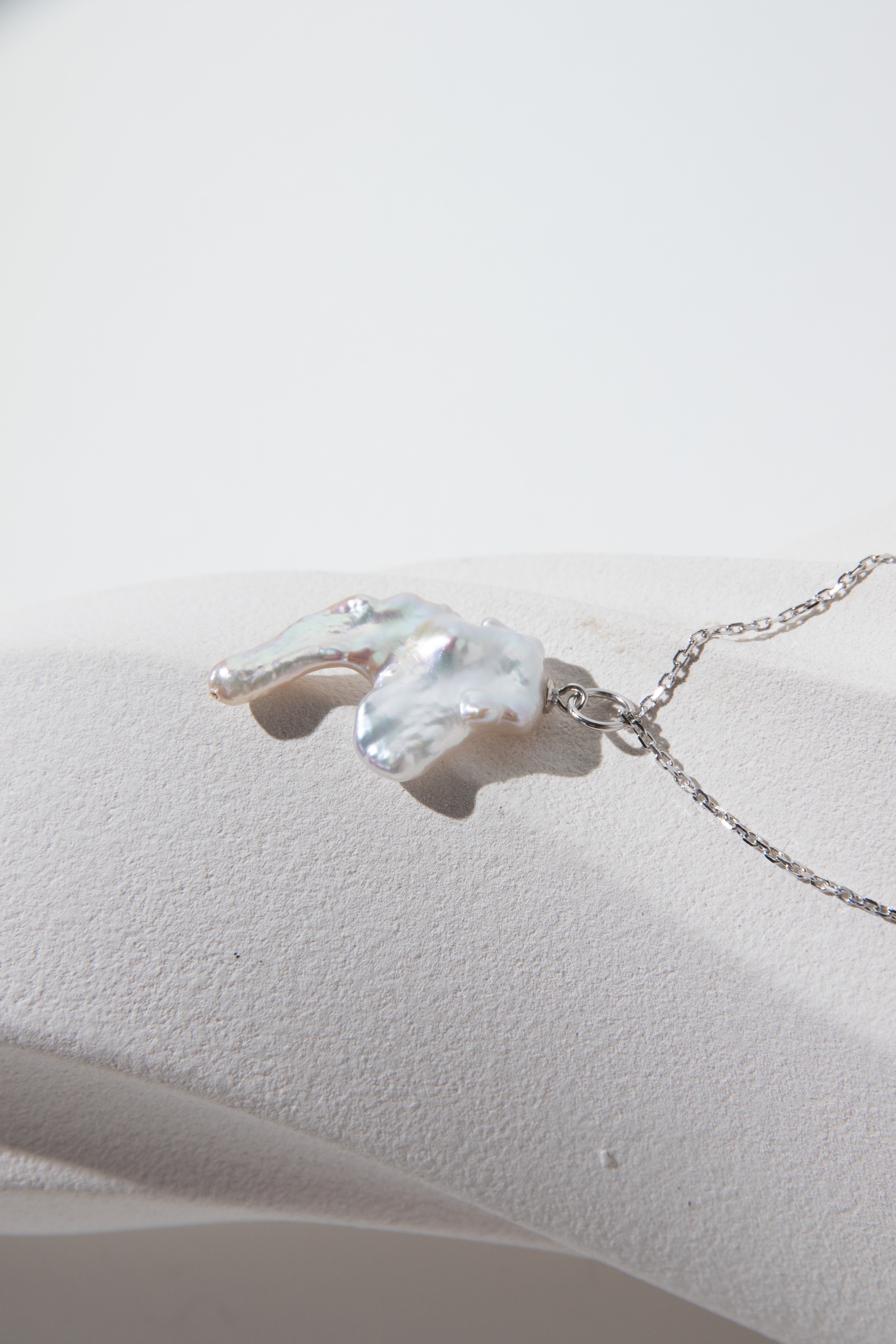 Seedless standard white irregular twined Pipa Pearl necklace set
