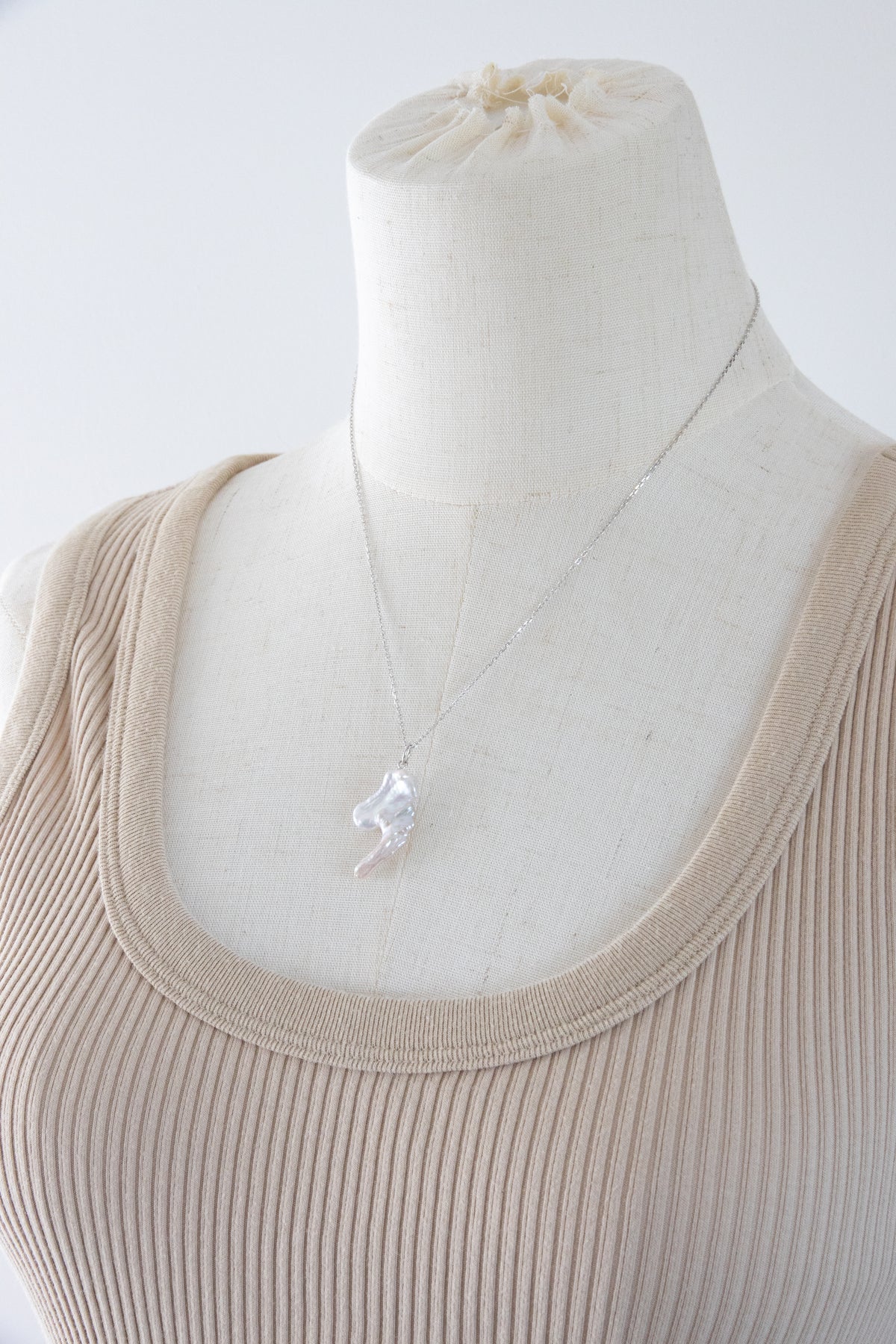 Seedless standard white irregular twined Pipa Pearl necklace set