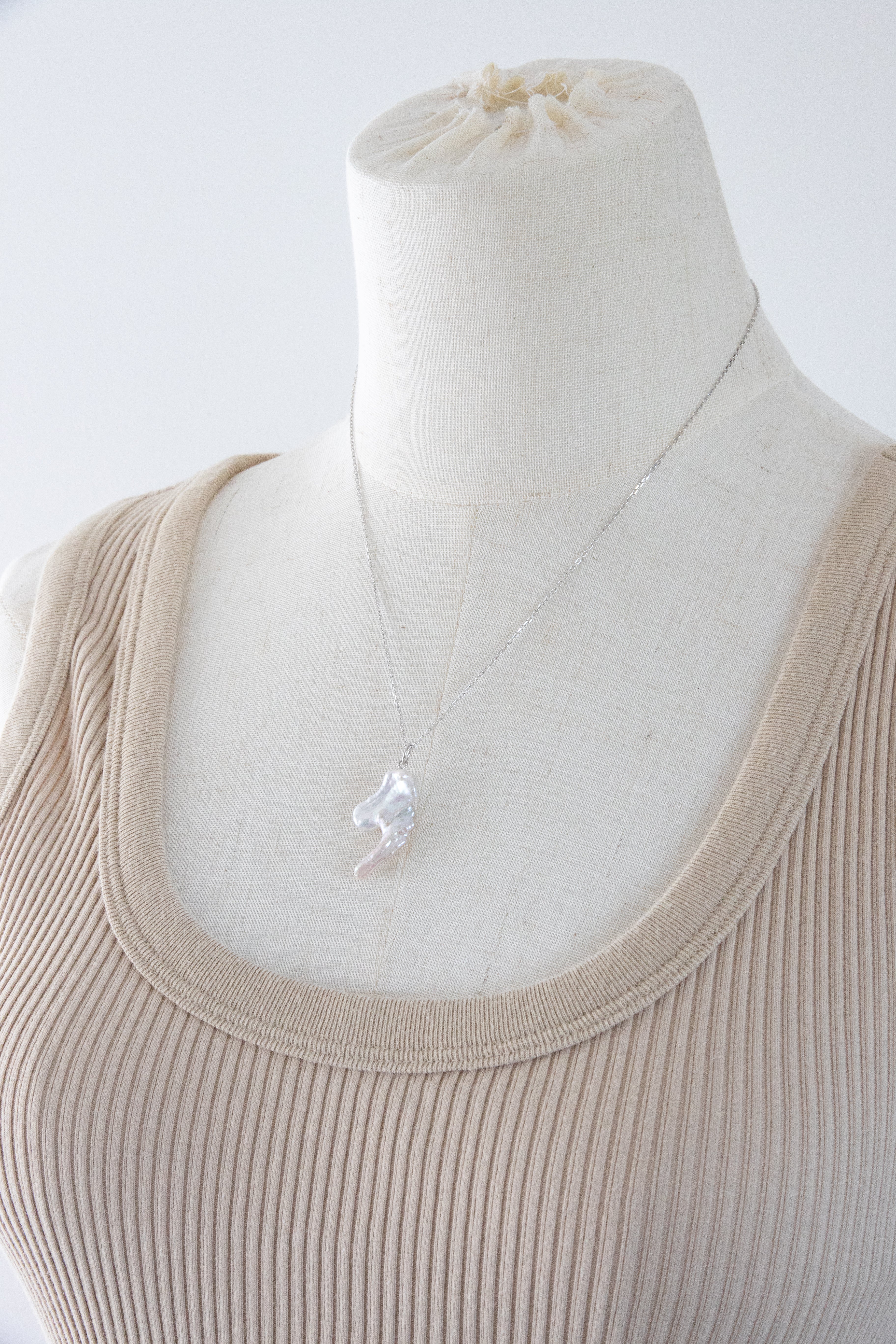 Seedless standard white irregular twined Pipa Pearl necklace set