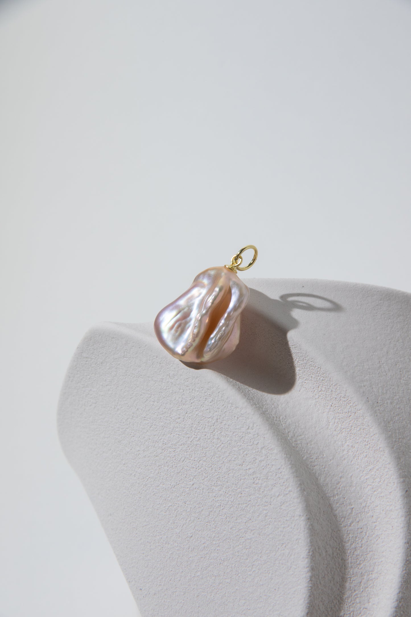 Entry level seedless petal pearl pendant Nr.3