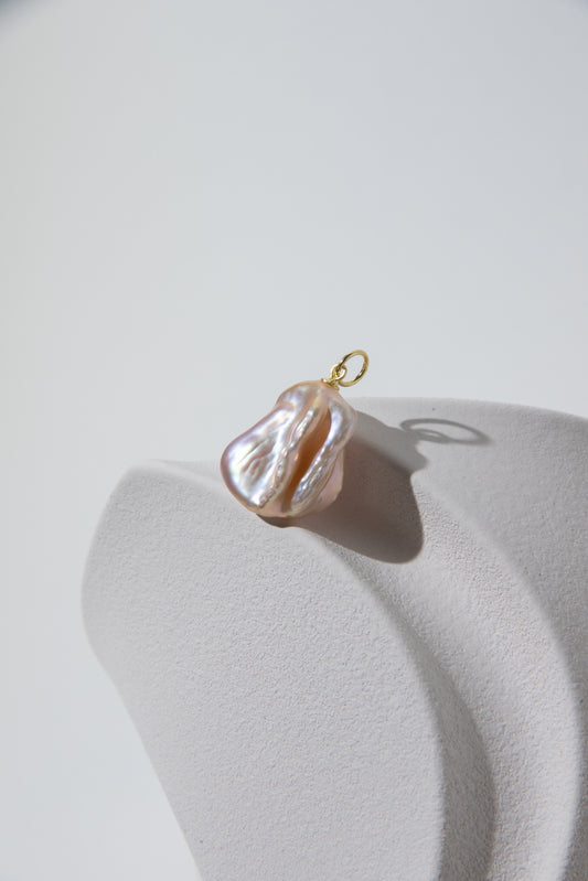 Entry level seedless petal pearl pendant Nr.3