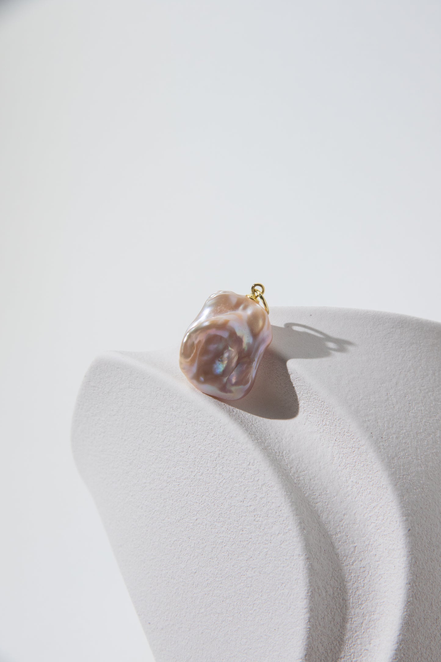Entry level seedless petal pearl pendant Nr.3
