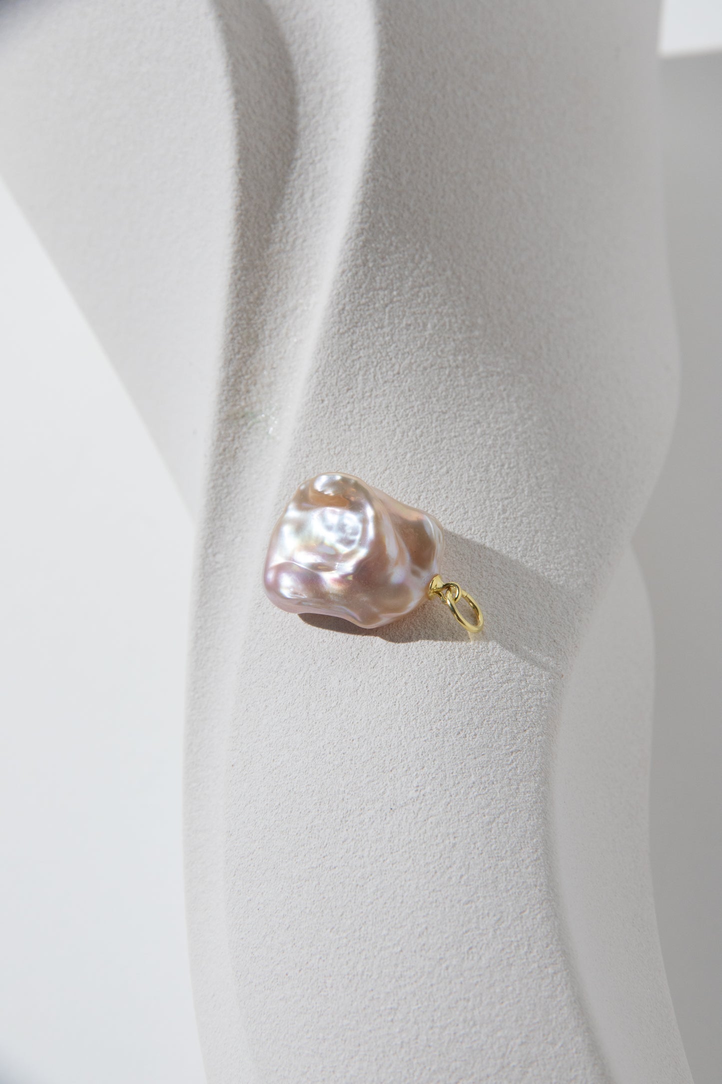 Entry level seedless petal pearl pendant Nr.3