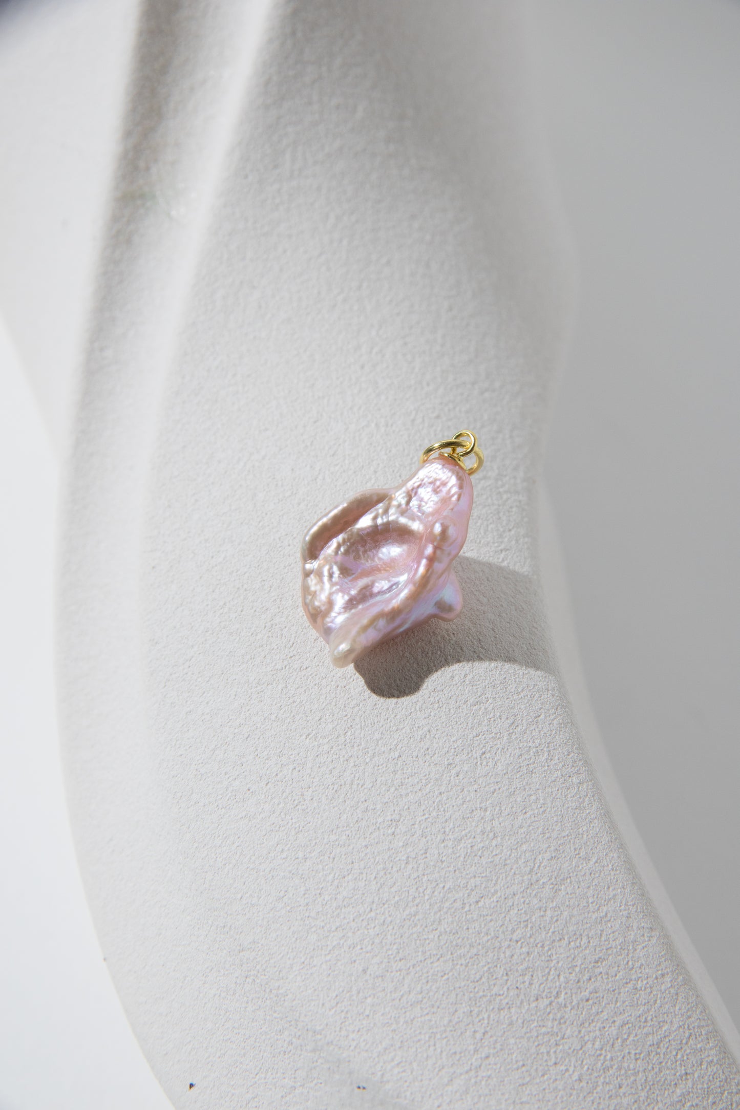 Entry level seedless petal pearl pendant Nr.5- little rose