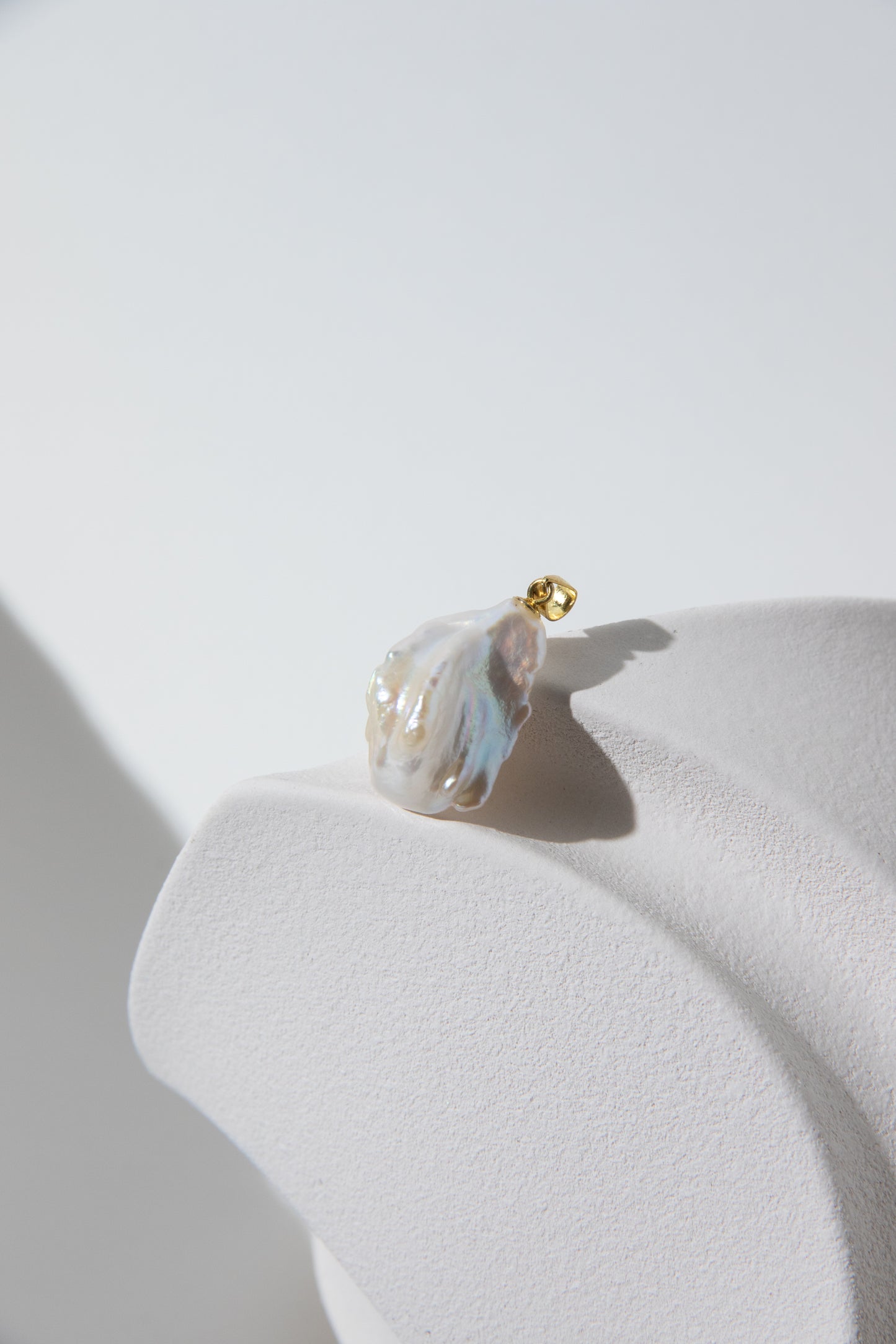 Iceberg rose seedless petal pearl pendant