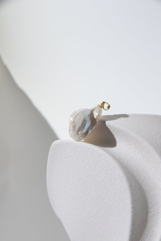 Iceberg rose seedless petal pearl pendant