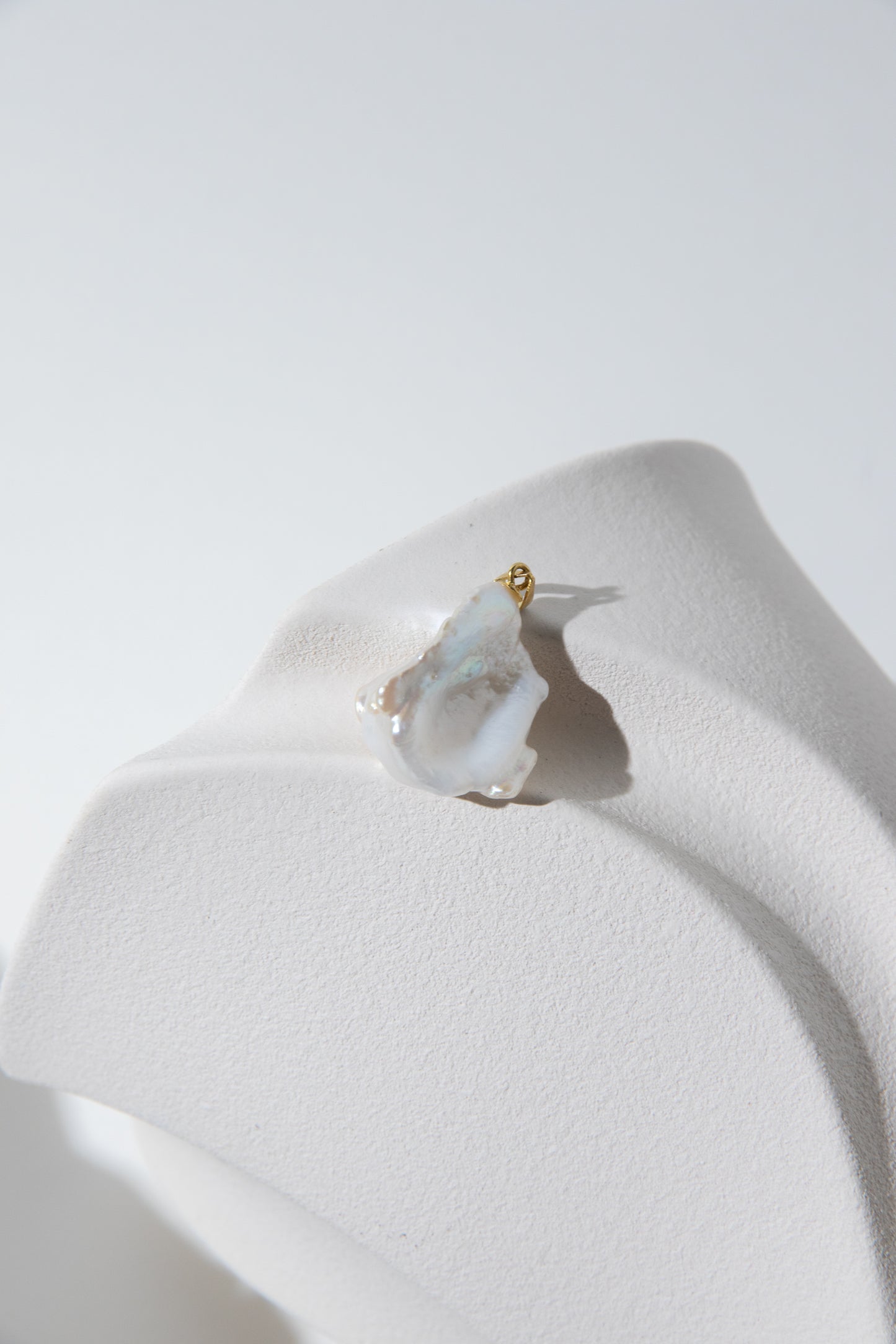 Iceberg rose seedless petal pearl pendant