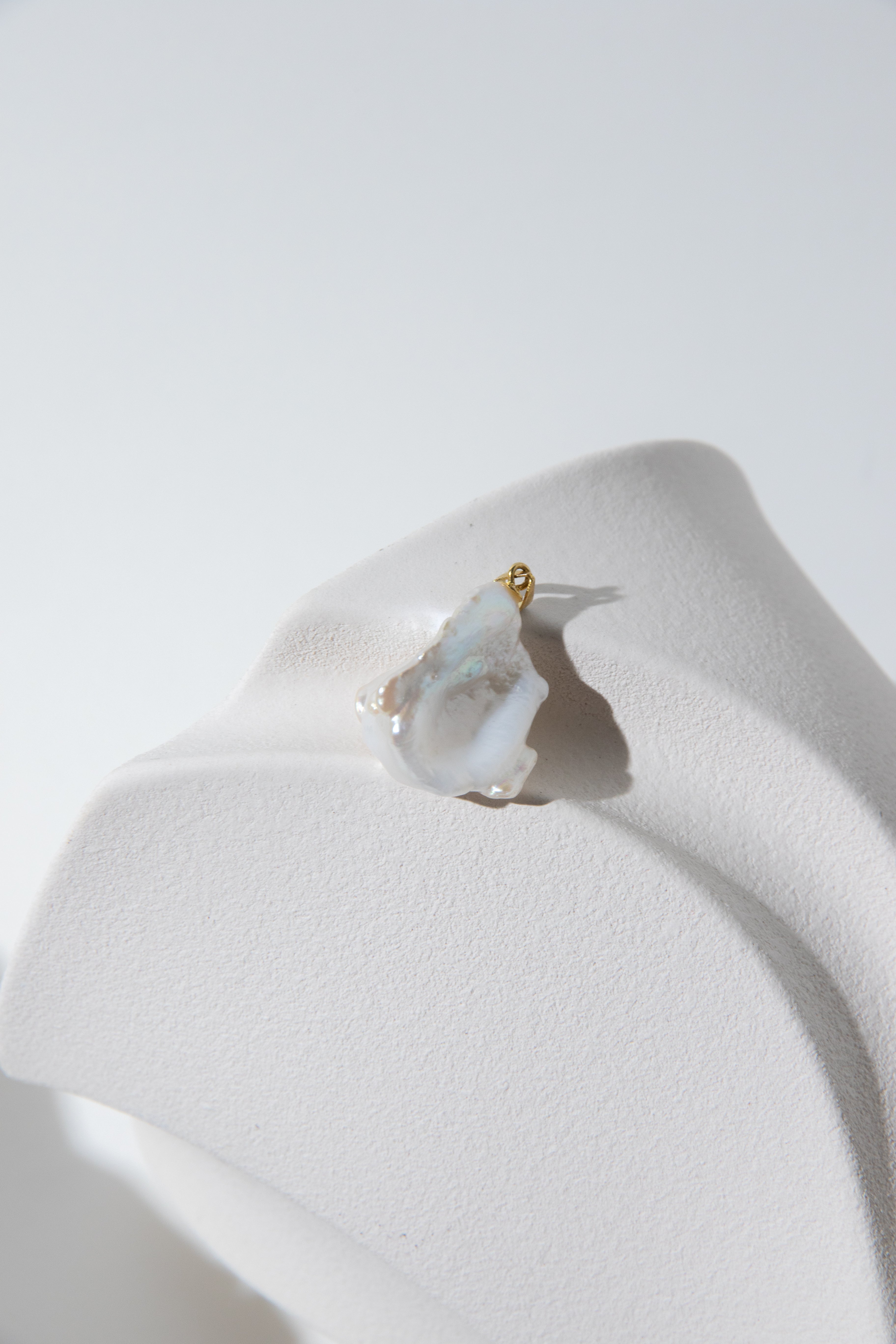Iceberg rose seedless petal pearl pendant