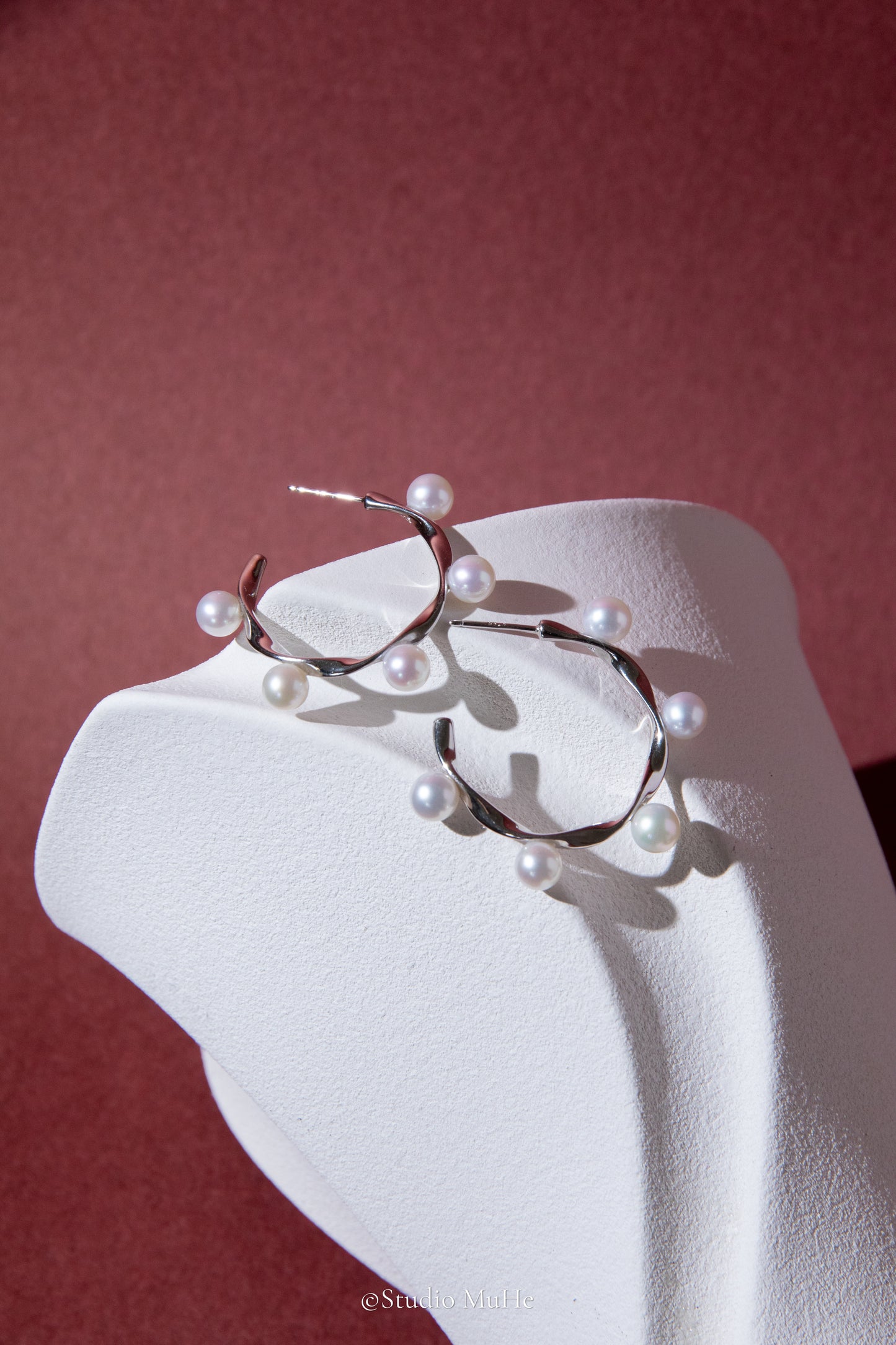 Shiny Rolling-sterling silver earring with 10 pieces white round pearls.