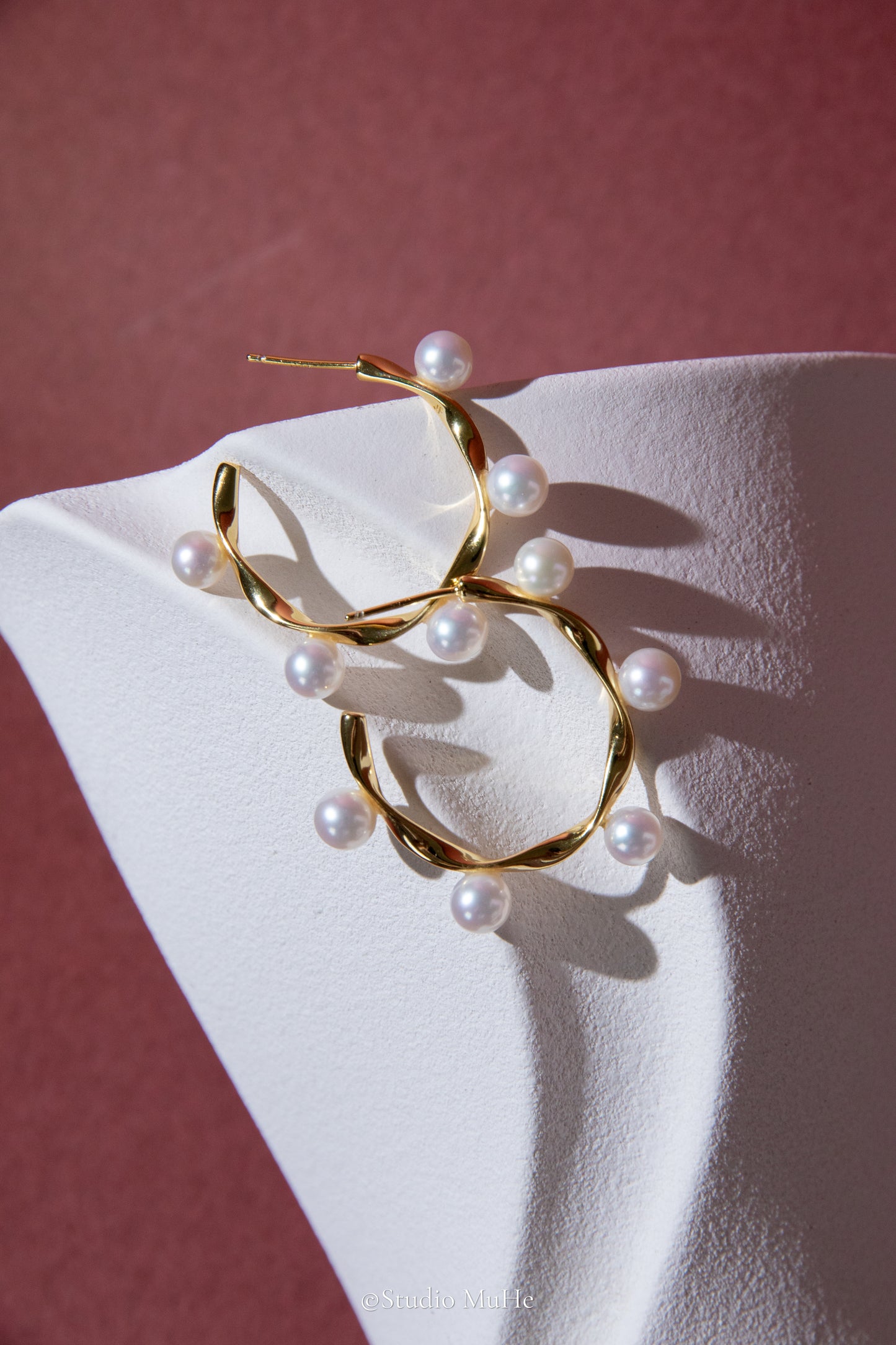 Shiny Rolling-sterling silver earring with 10 pieces white round pearls.