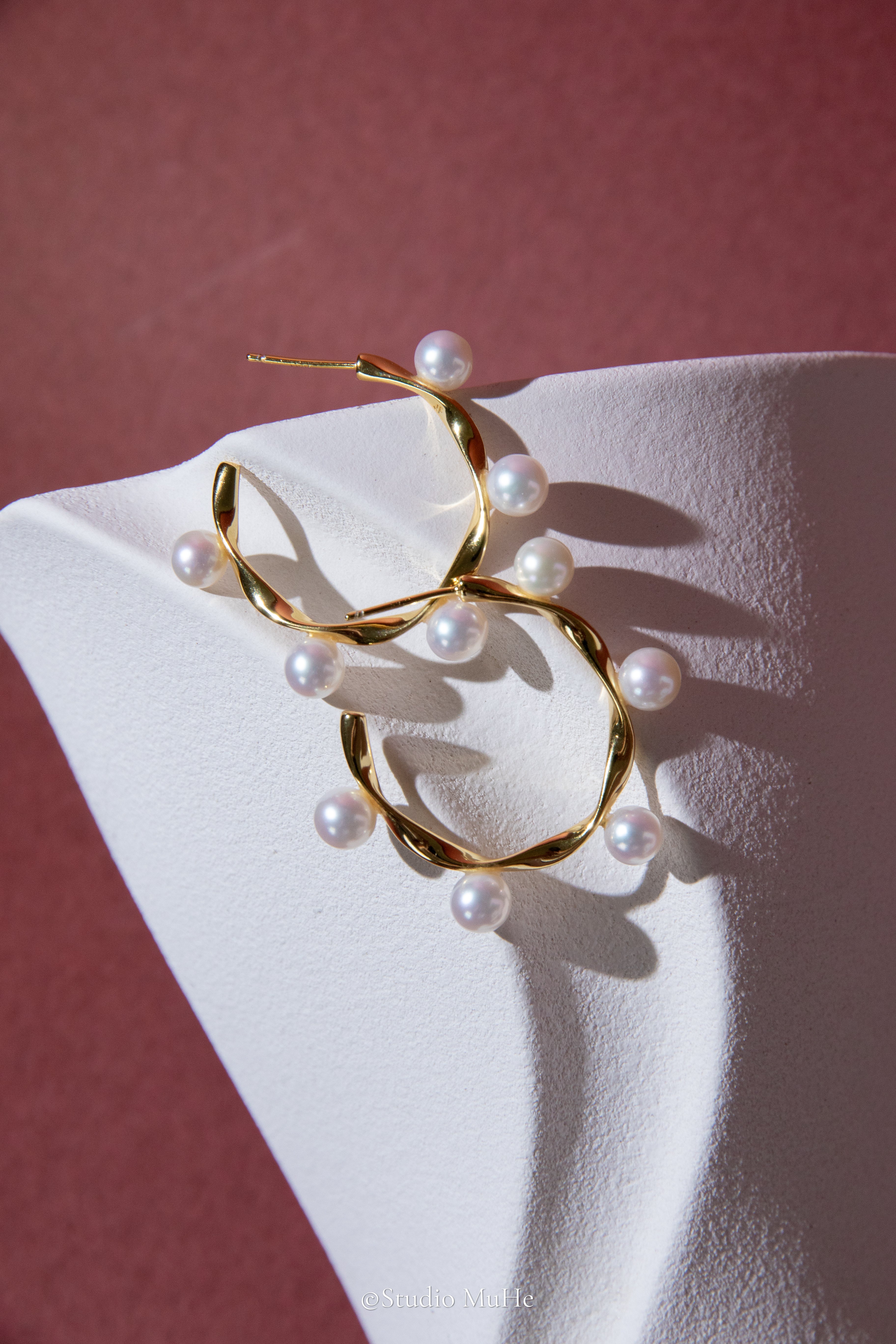 Shiny Rolling-sterling silver earring with 10 pieces white round pearls.