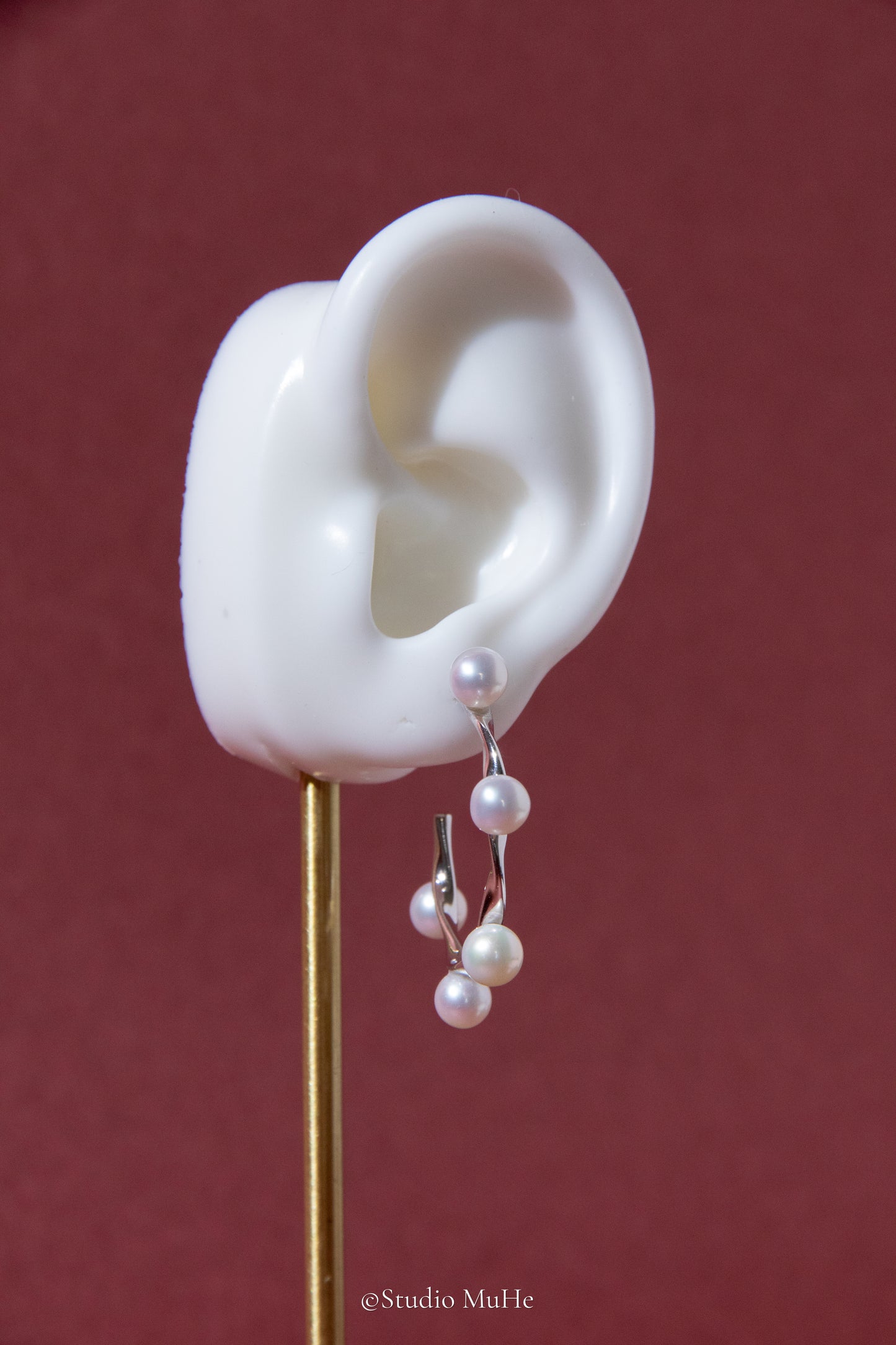 Shiny Rolling-sterling silver earring with 10 pieces white round pearls.