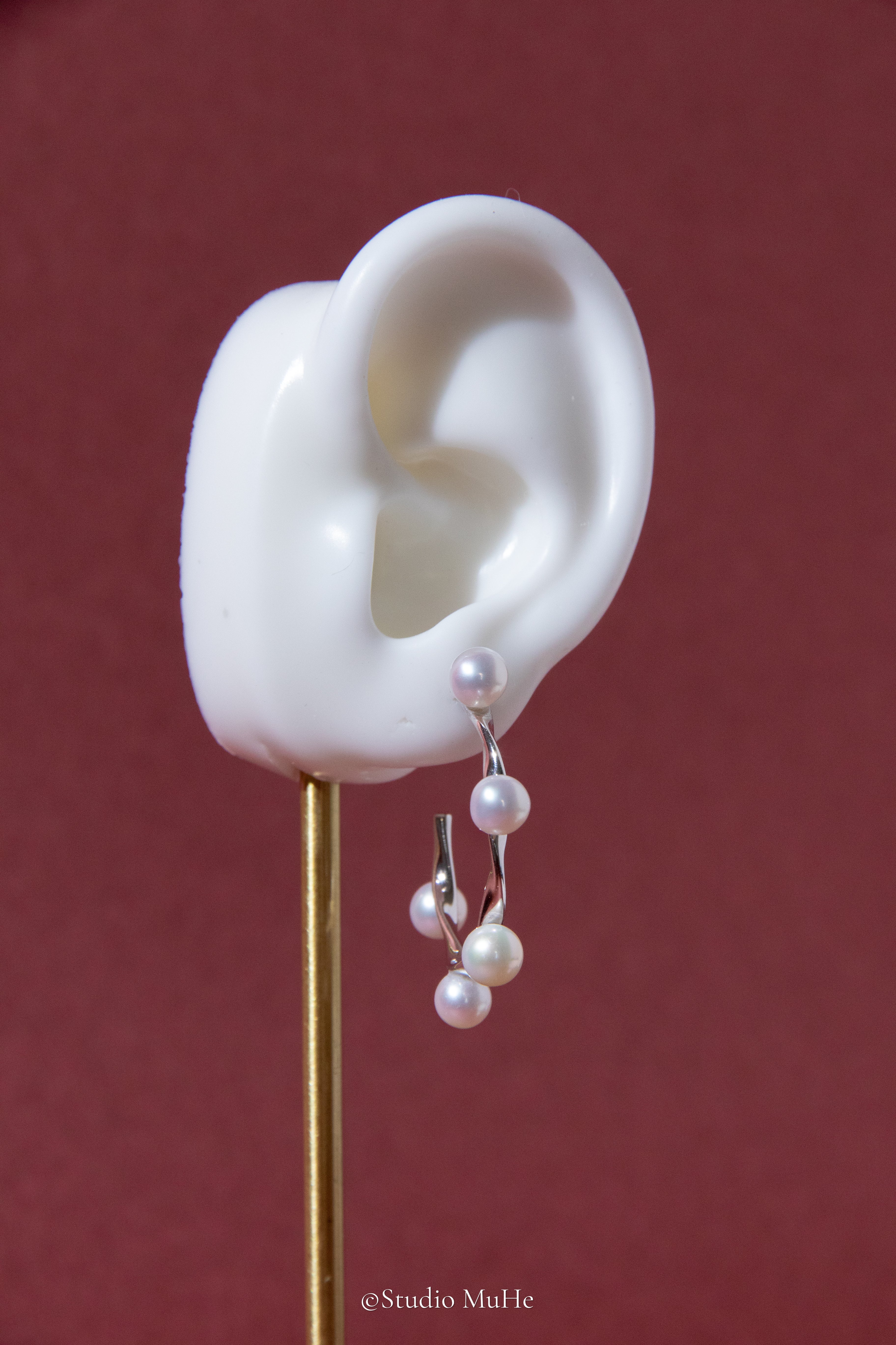Shiny Rolling-sterling silver earring with 10 pieces white round pearls.