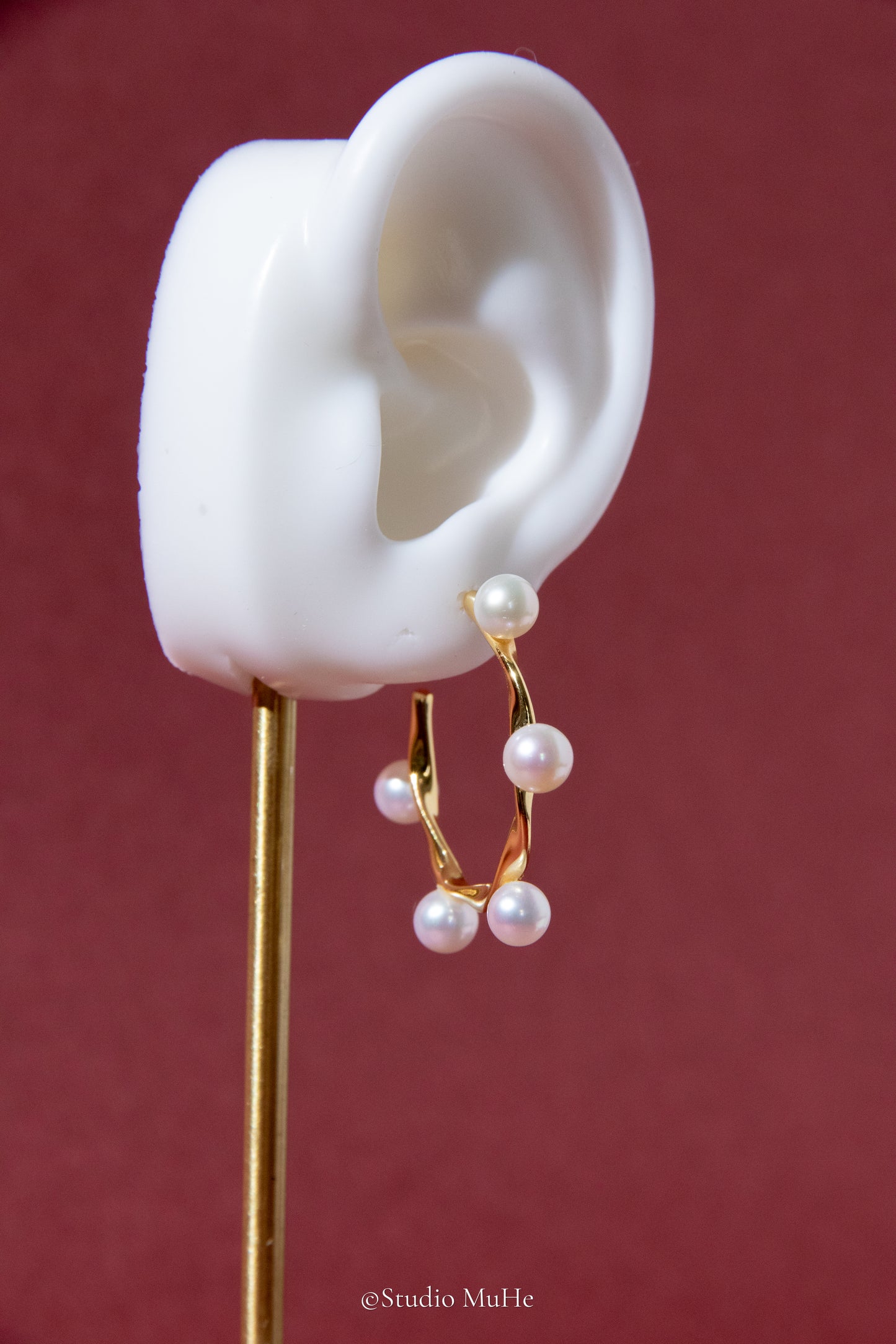 Shiny Rolling-sterling silver earring with 10 pieces white round pearls.
