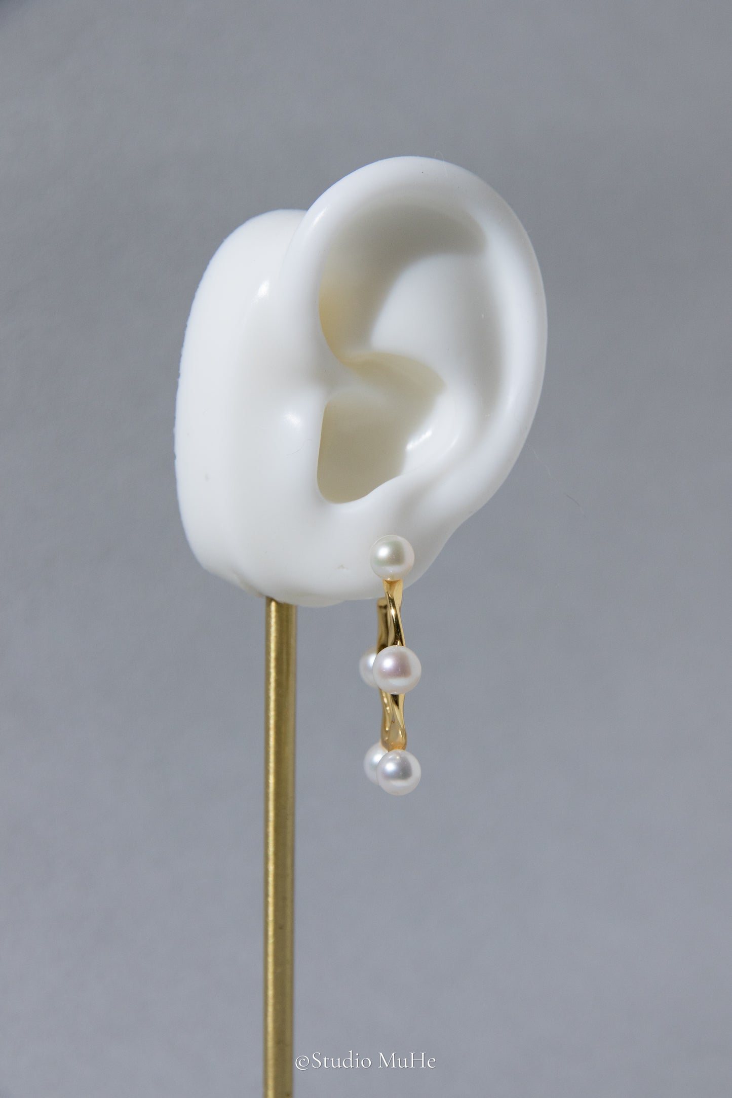 Shiny Rolling-sterling silver earring with 10 pieces white round pearls.