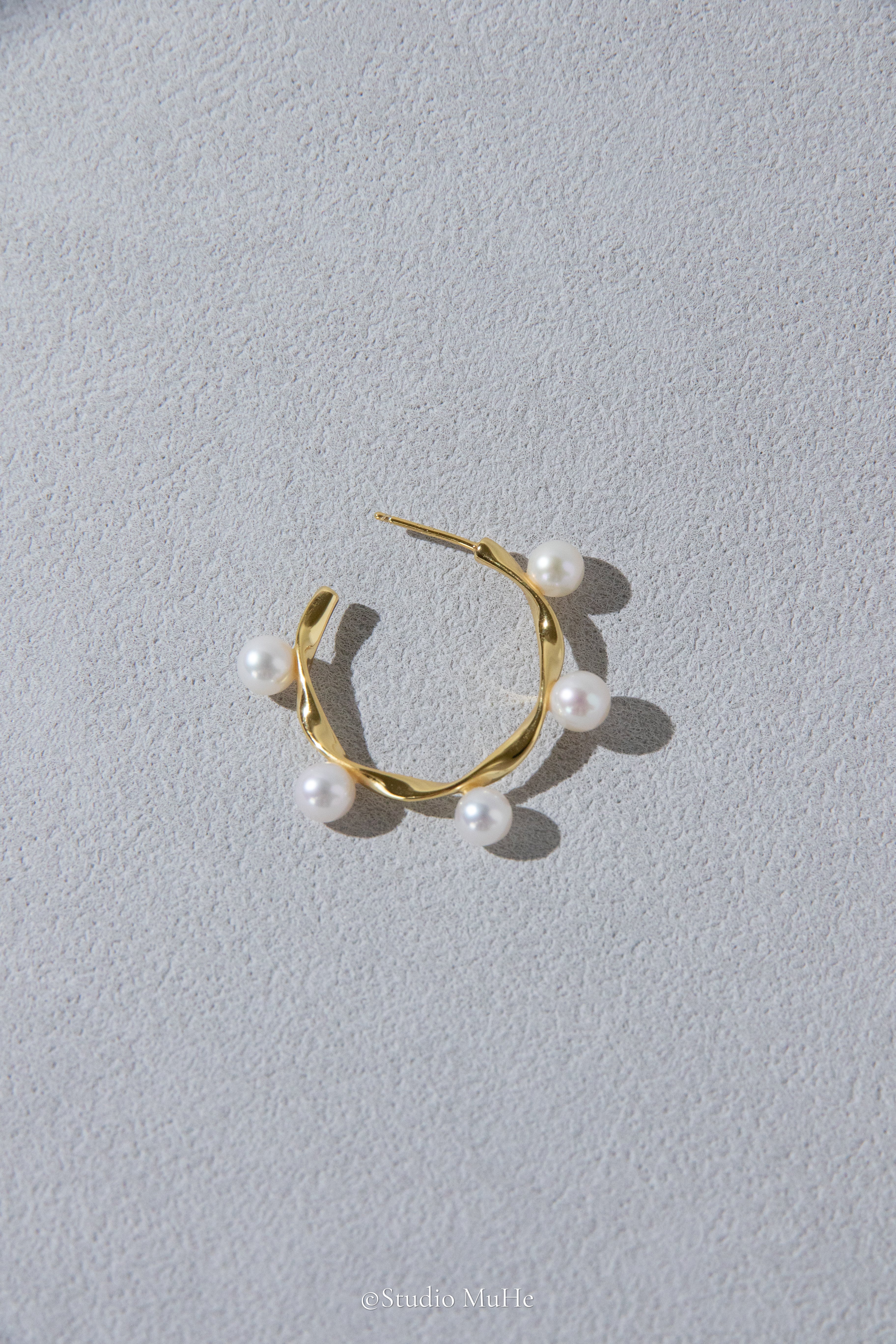 Shiny Rolling-sterling silver earring with 10 pieces white round pearls.